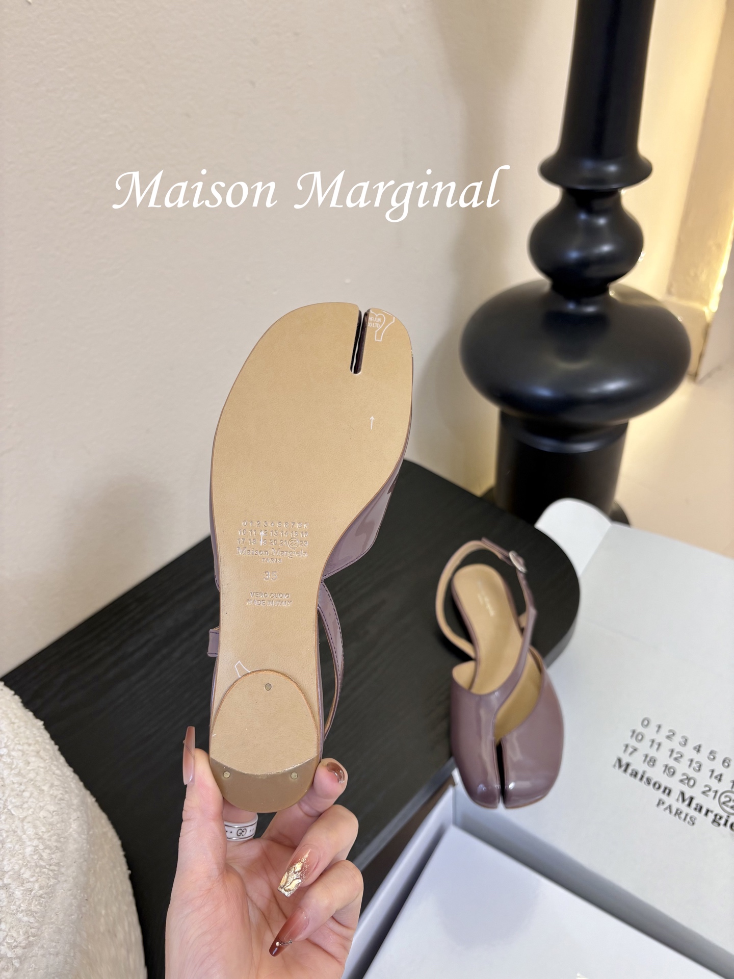 飞机盒MaisonMargiela｜MM6马吉拉tabi分趾后空脚环扣带粗跟凉鞋刻着“时髦”两字的猪蹄分