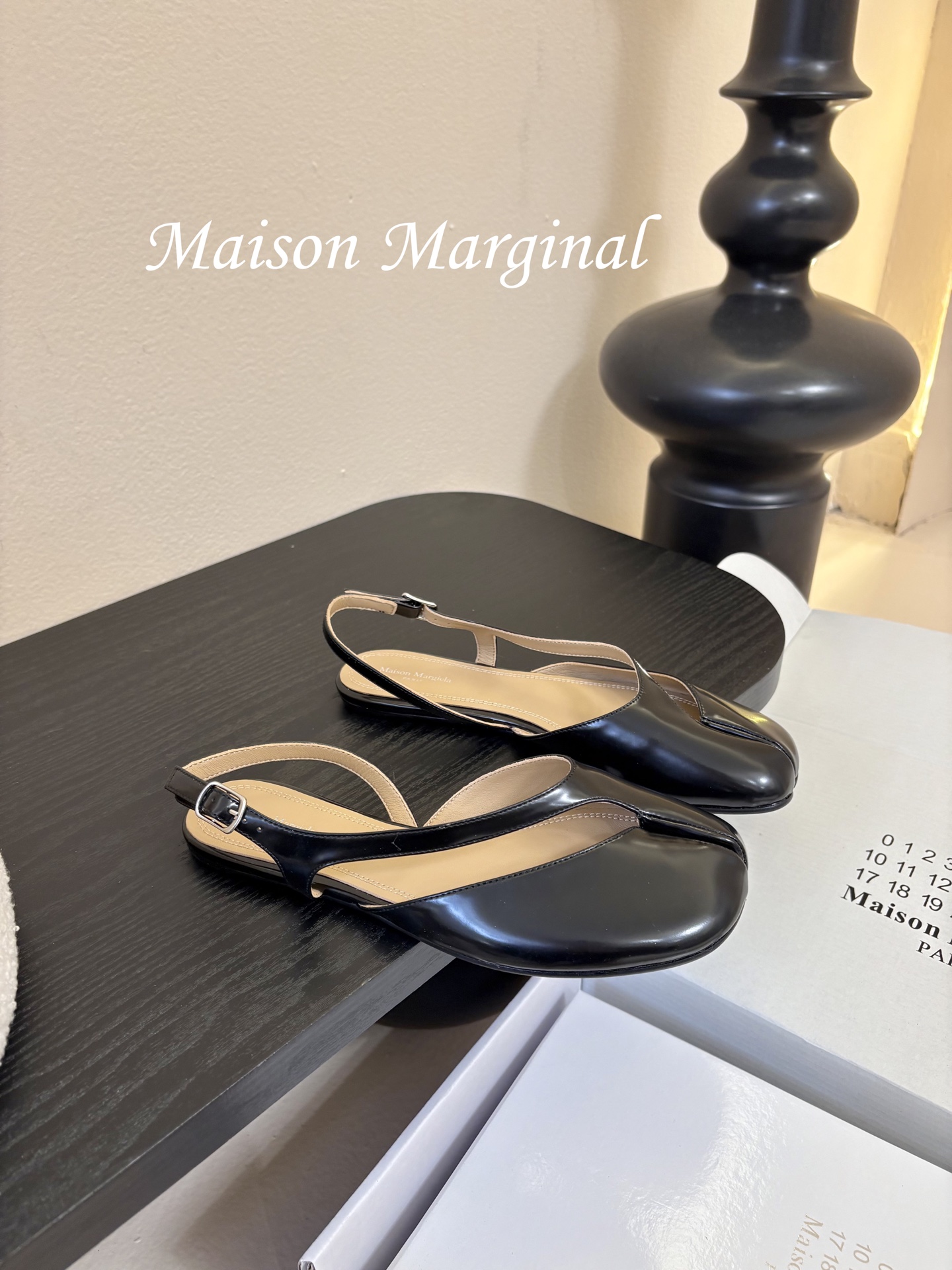 飞机盒MaisonMargiela｜MM6马吉拉tabi分趾后空脚环扣带粗跟凉鞋刻着“时髦”两字的猪蹄分