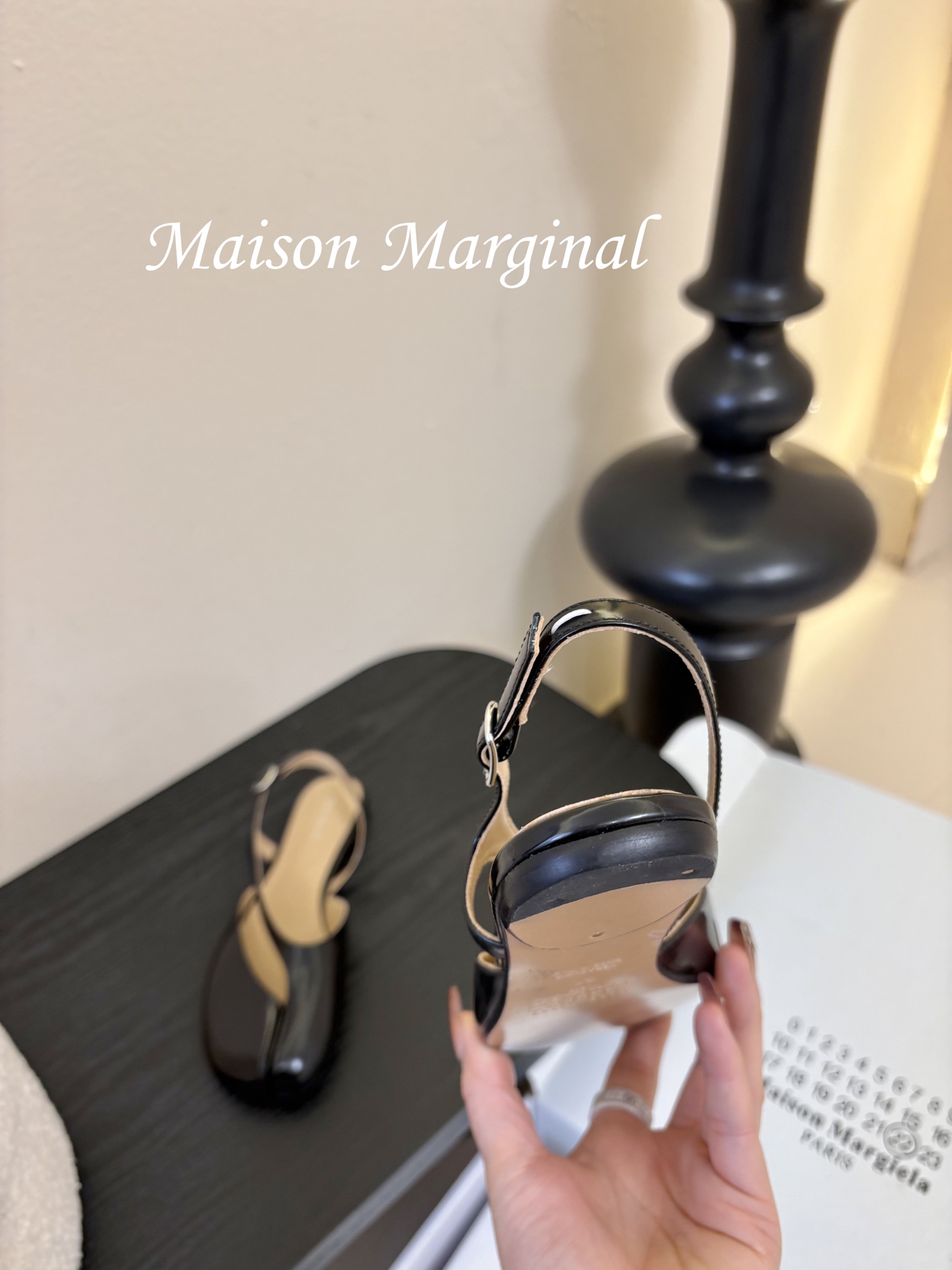 飞机盒MaisonMargiela｜MM6马吉拉tabi分趾后空脚环扣带粗跟凉鞋刻着“时髦”两字的猪蹄分