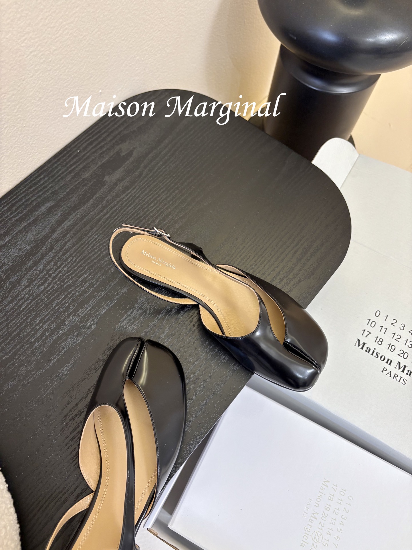 飞机盒MaisonMargiela｜MM6马吉拉tabi分趾后空脚环扣带粗跟凉鞋刻着“时髦”两字的猪蹄分