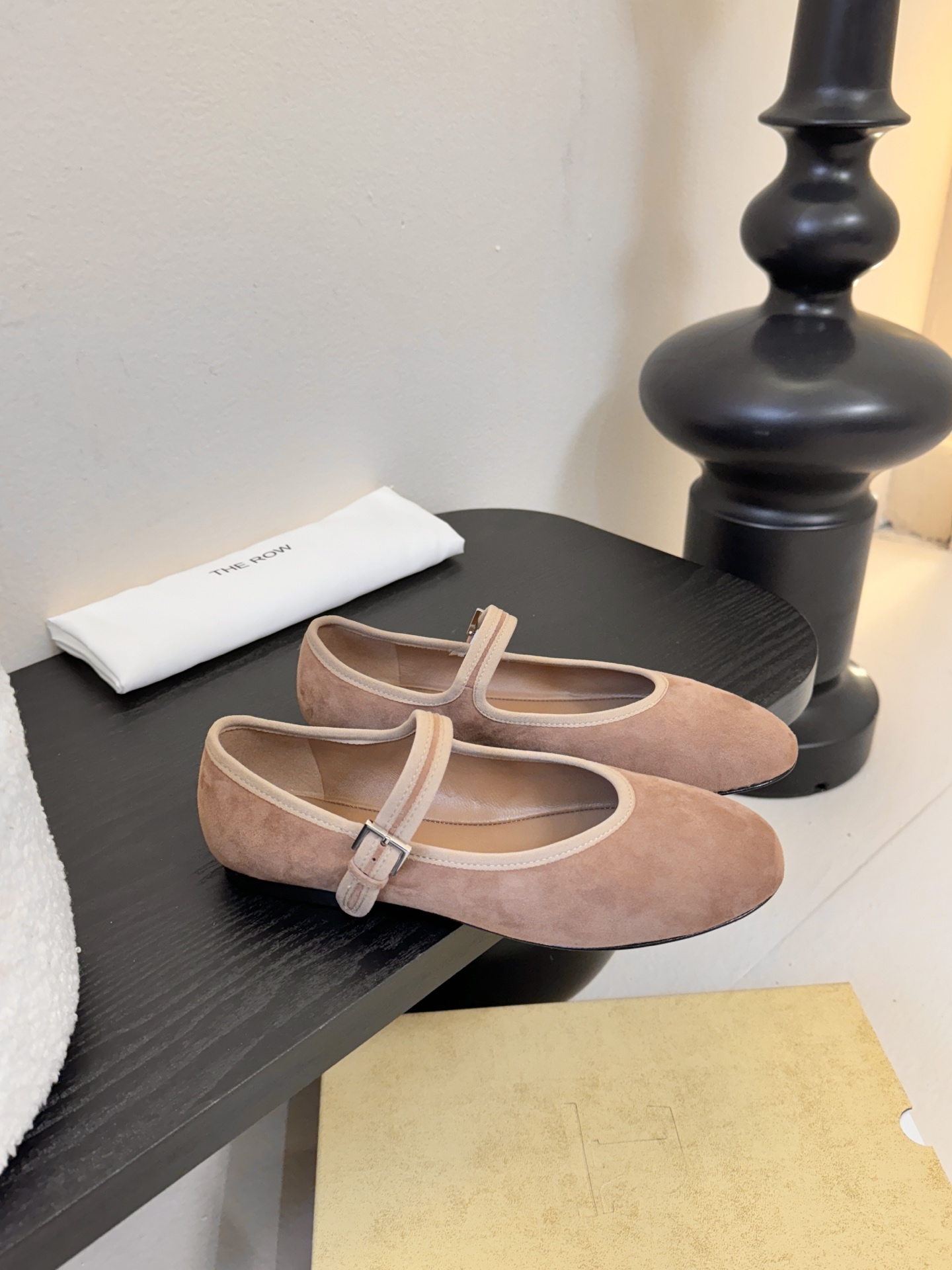 The Row新季平底玛丽珍芭蕾单鞋一个极其低调且又非常高级的品牌，从来不需要用浮夸的logo来彰显自己