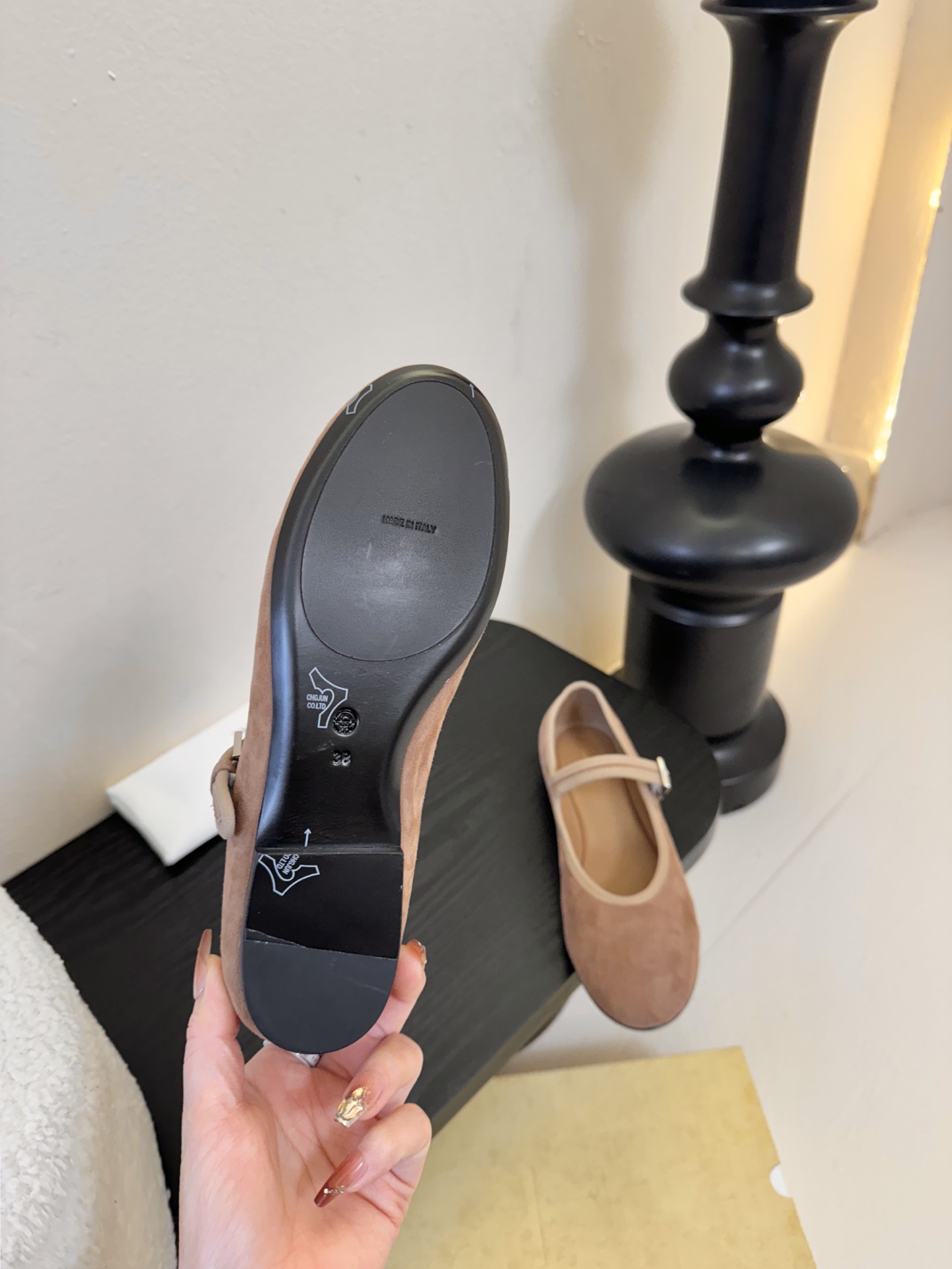 The Row新季平底玛丽珍芭蕾单鞋一个极其低调且又非常高级的品牌，从来不需要用浮夸的logo来彰显自己