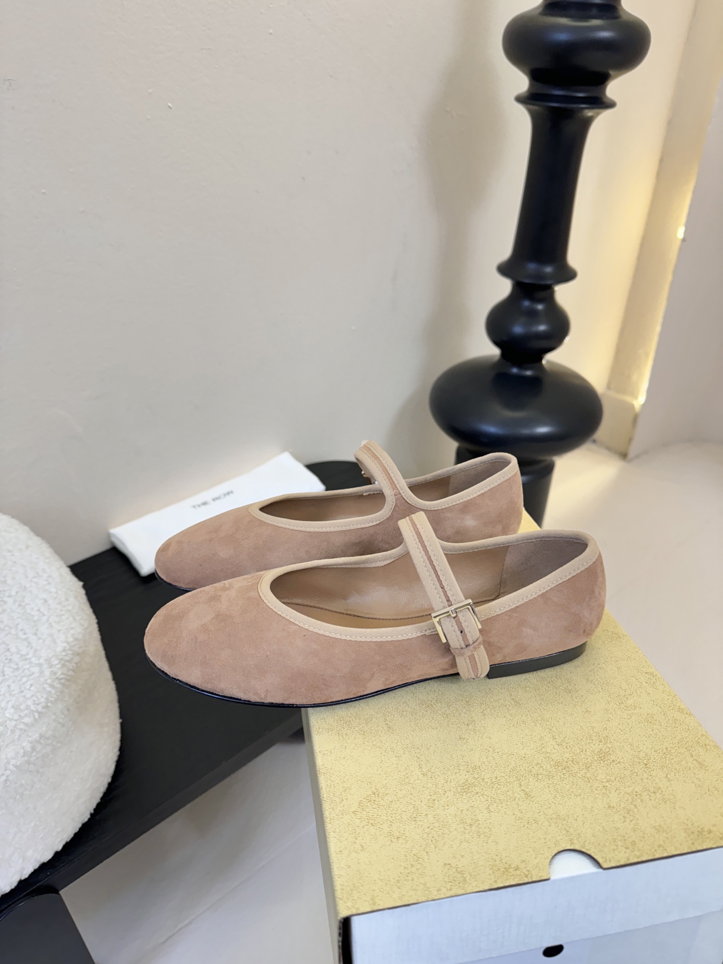 The Row新季平底玛丽珍芭蕾单鞋一个极其低调且又非常高级的品牌，从来不需要用浮夸的logo来彰显自己