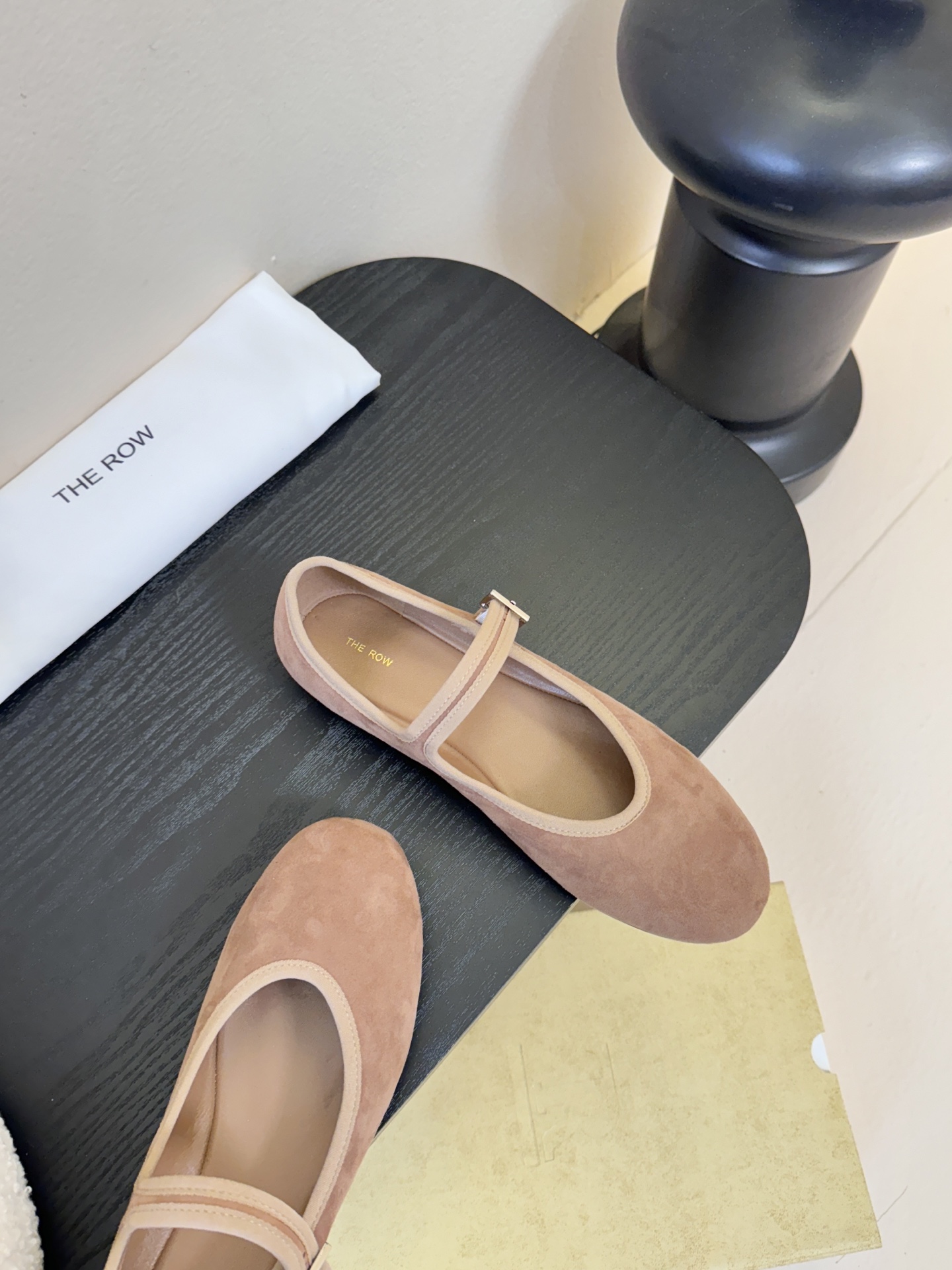 The Row新季平底玛丽珍芭蕾单鞋一个极其低调且又非常高级的品牌，从来不需要用浮夸的logo来彰显自己