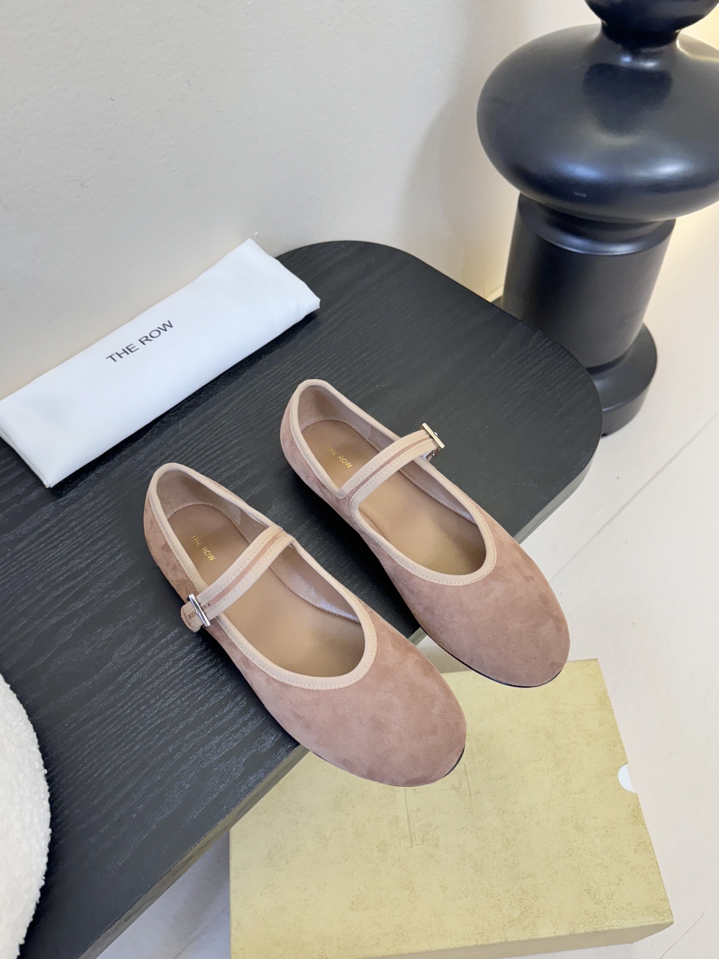 The Row新季平底玛丽珍芭蕾单鞋一个极其低调且又非常高级的品牌，从来不需要用浮夸的logo来彰显自己