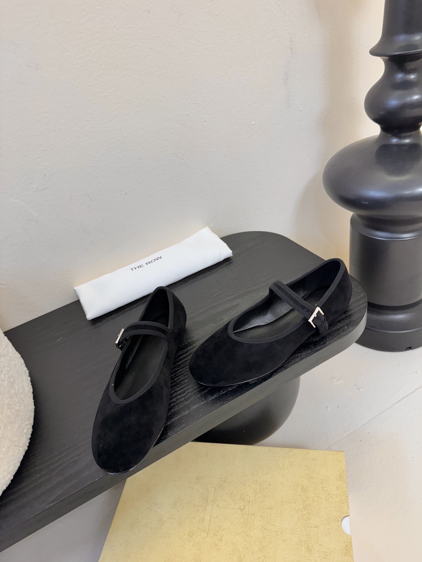 The Row新季平底玛丽珍芭蕾单鞋一个极其低调且又非常高级的品牌，从来不需要用浮夸的logo来彰显自己