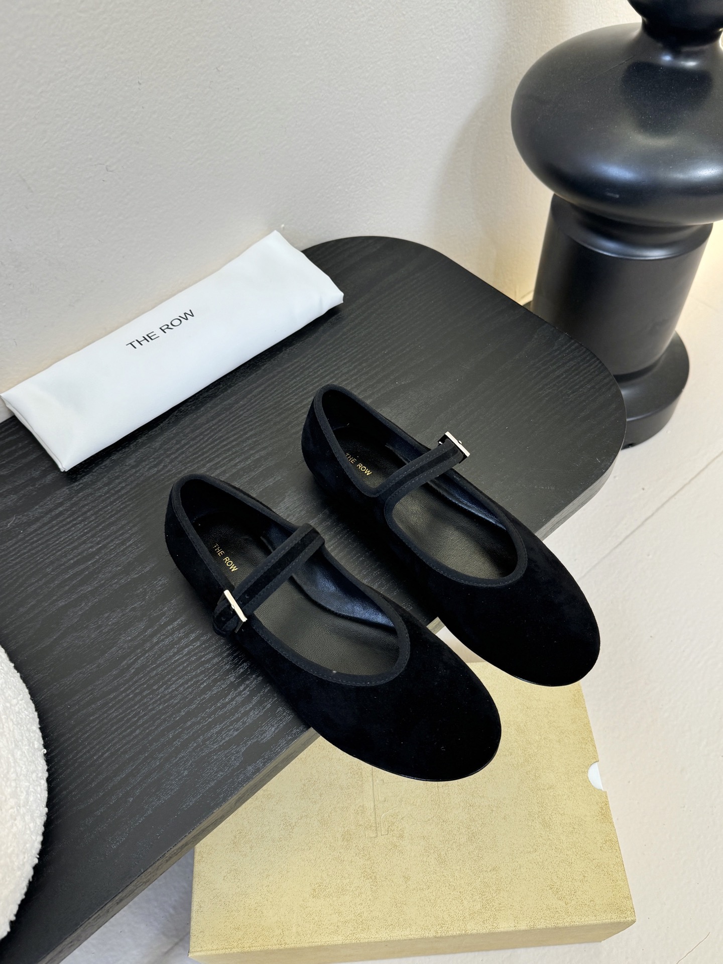 The Row新季平底玛丽珍芭蕾单鞋一个极其低调且又非常高级的品牌，从来不需要用浮夸的logo来彰显自己