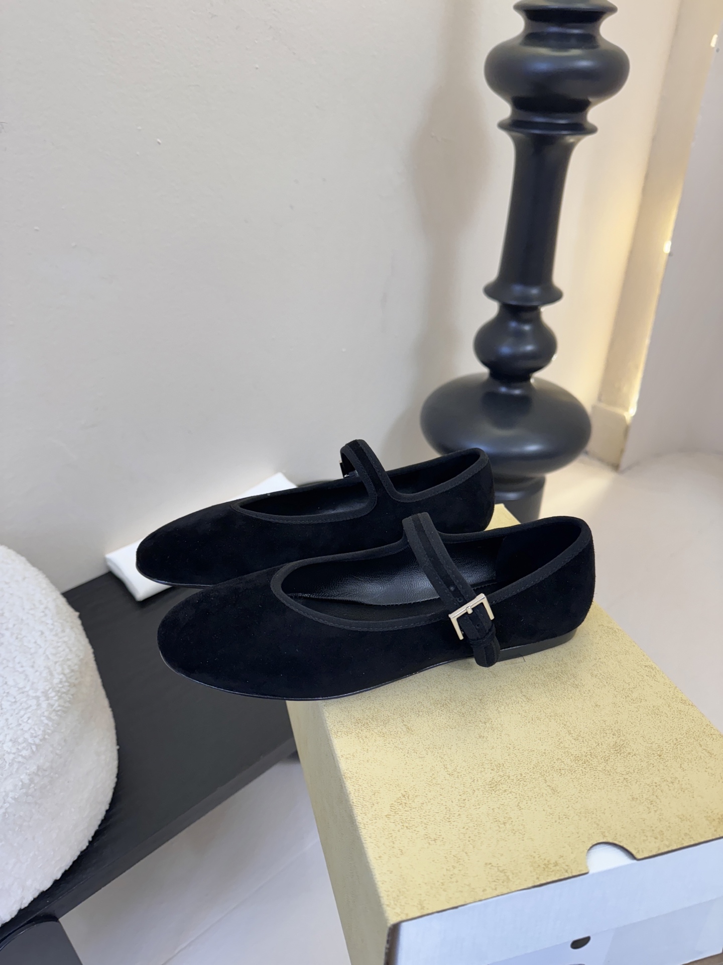 The Row新季平底玛丽珍芭蕾单鞋一个极其低调且又非常高级的品牌，从来不需要用浮夸的logo来彰显自己