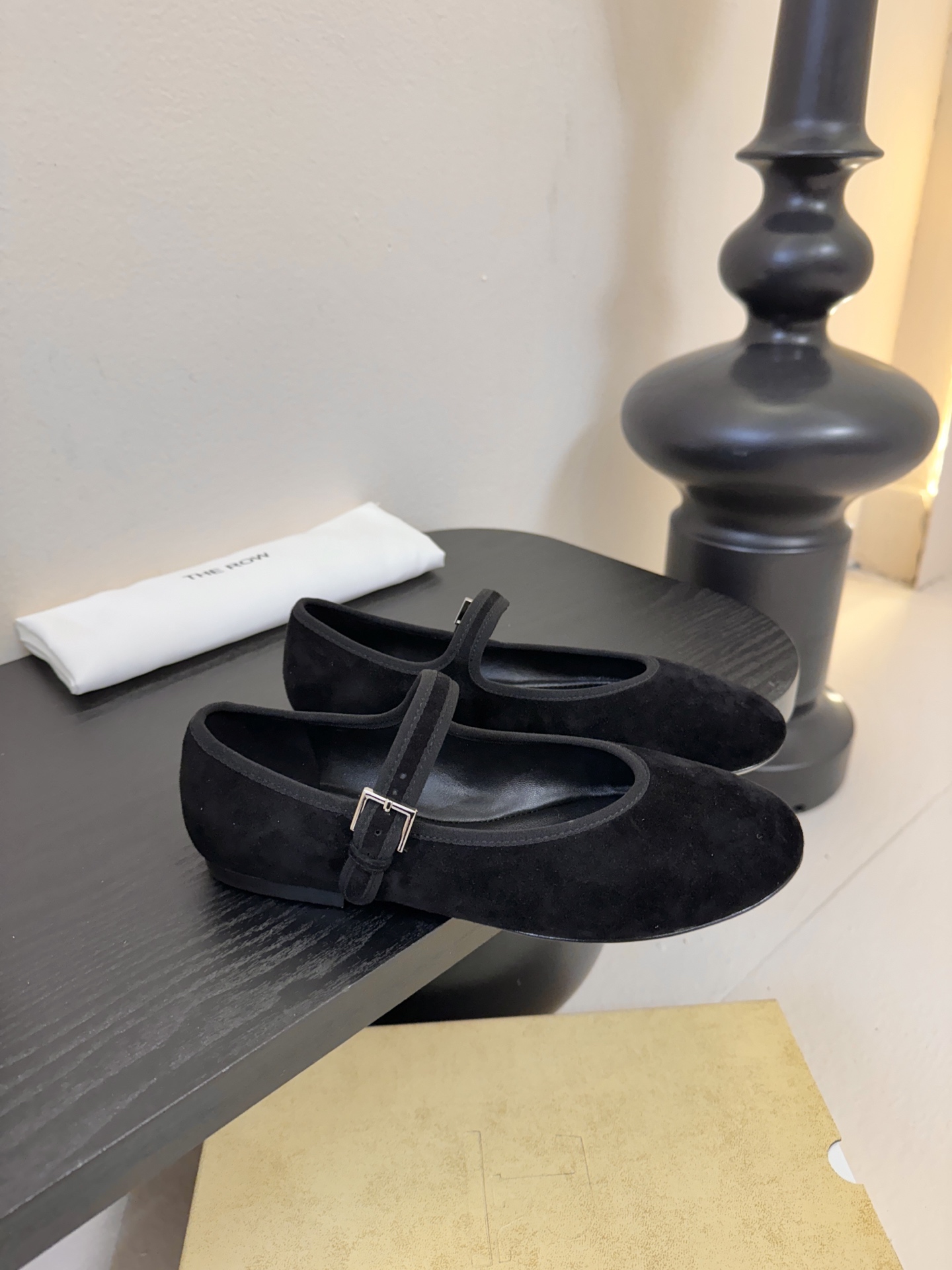 The Row新季平底玛丽珍芭蕾单鞋一个极其低调且又非常高级的品牌，从来不需要用浮夸的logo来彰显自己