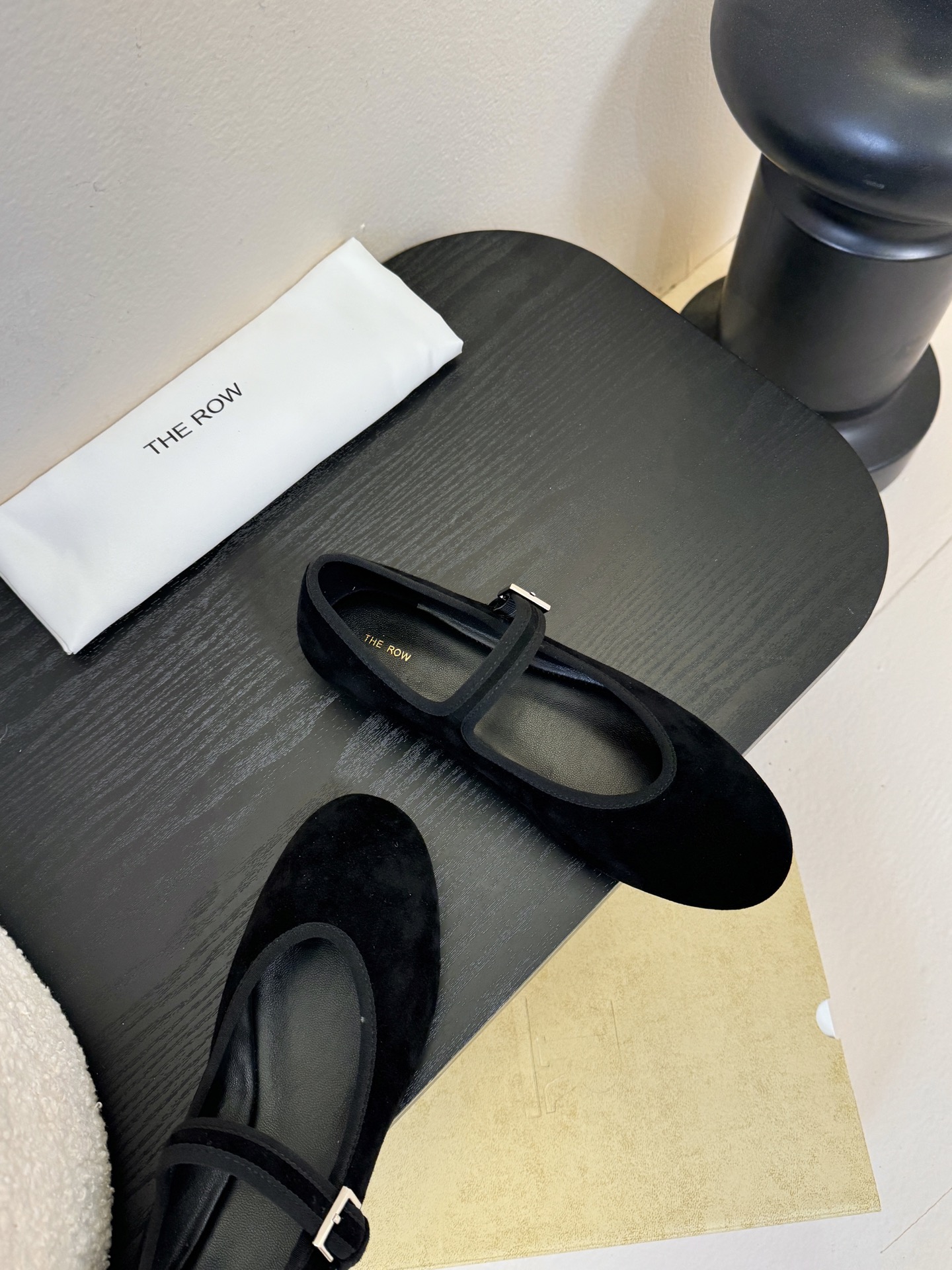 The Row新季平底玛丽珍芭蕾单鞋一个极其低调且又非常高级的品牌，从来不需要用浮夸的logo来彰显自己