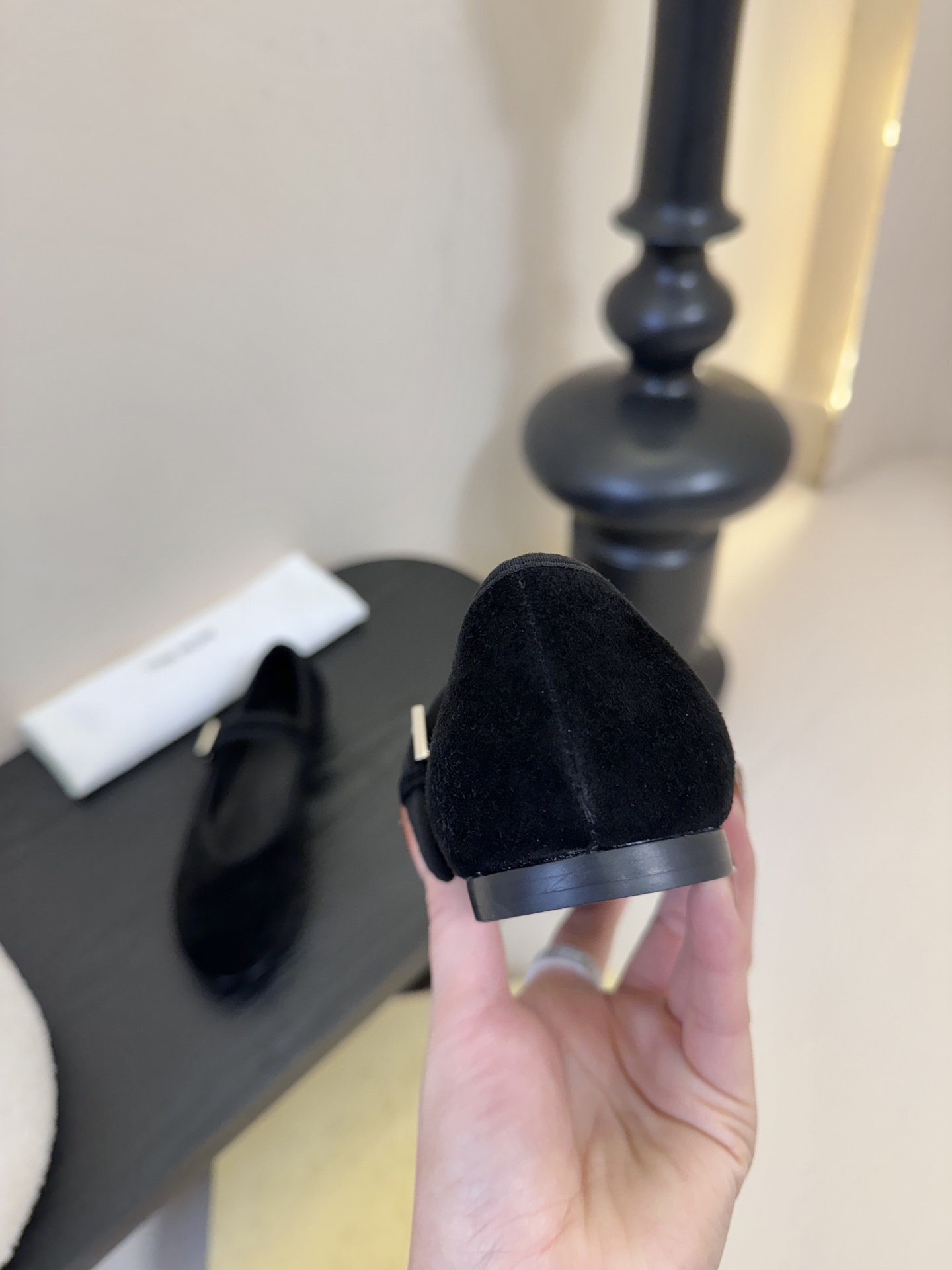 The Row新季平底玛丽珍芭蕾单鞋一个极其低调且又非常高级的品牌，从来不需要用浮夸的logo来彰显自己