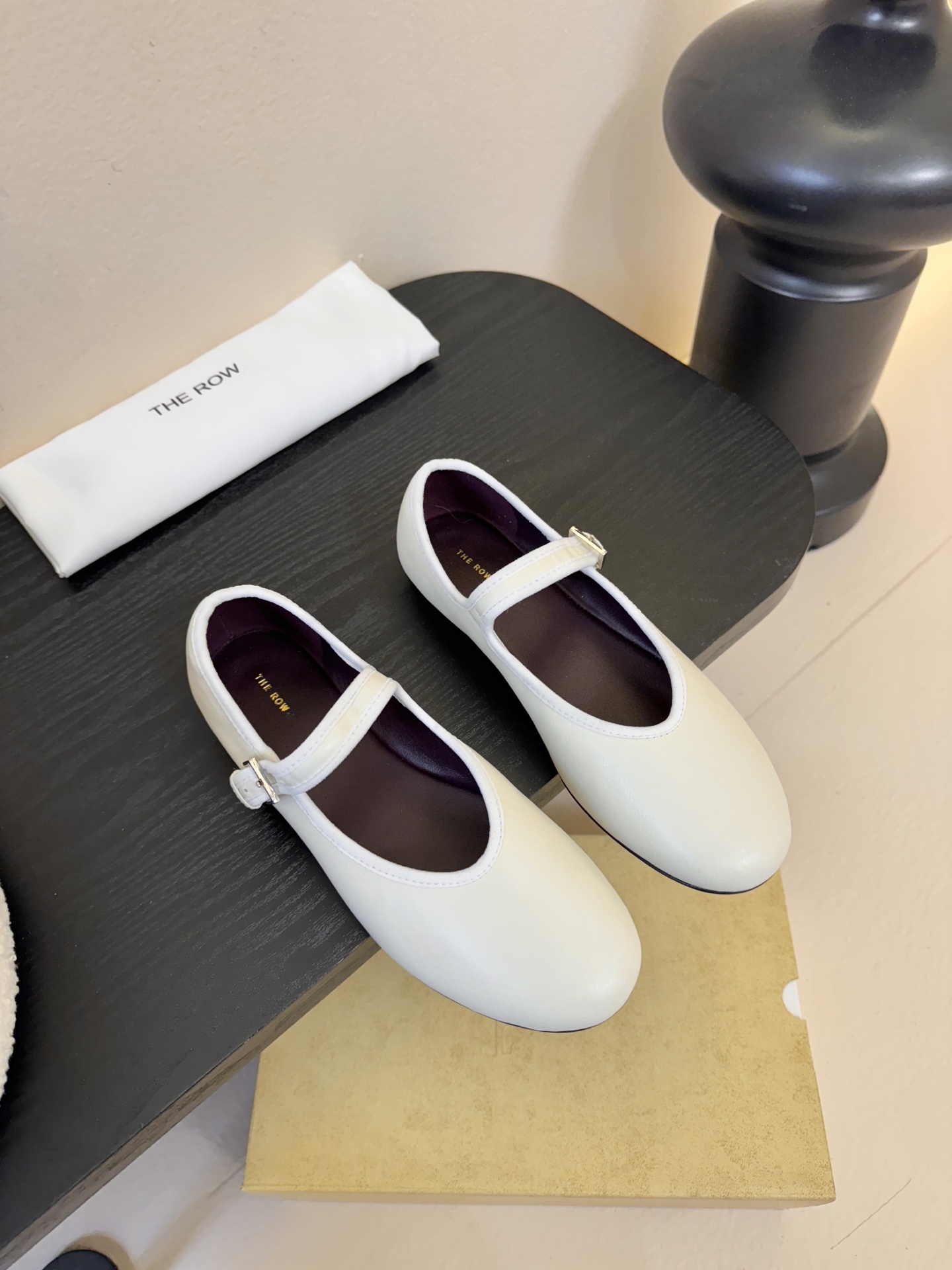 The Row新季平底玛丽珍芭蕾单鞋一个极其低调且又非常高级的品牌，从来不需要用浮夸的logo来彰显自己