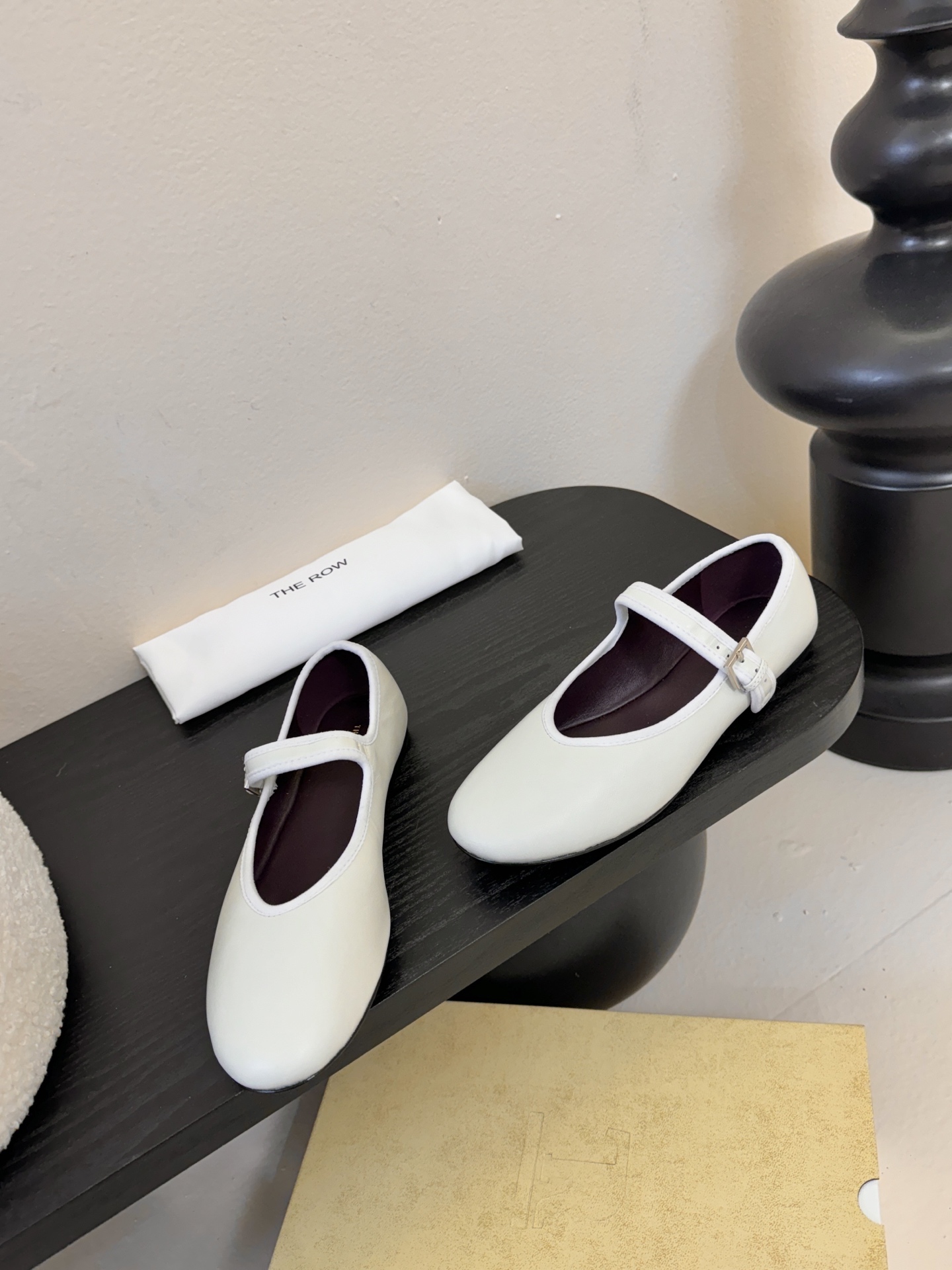 The Row新季平底玛丽珍芭蕾单鞋一个极其低调且又非常高级的品牌，从来不需要用浮夸的logo来彰显自己