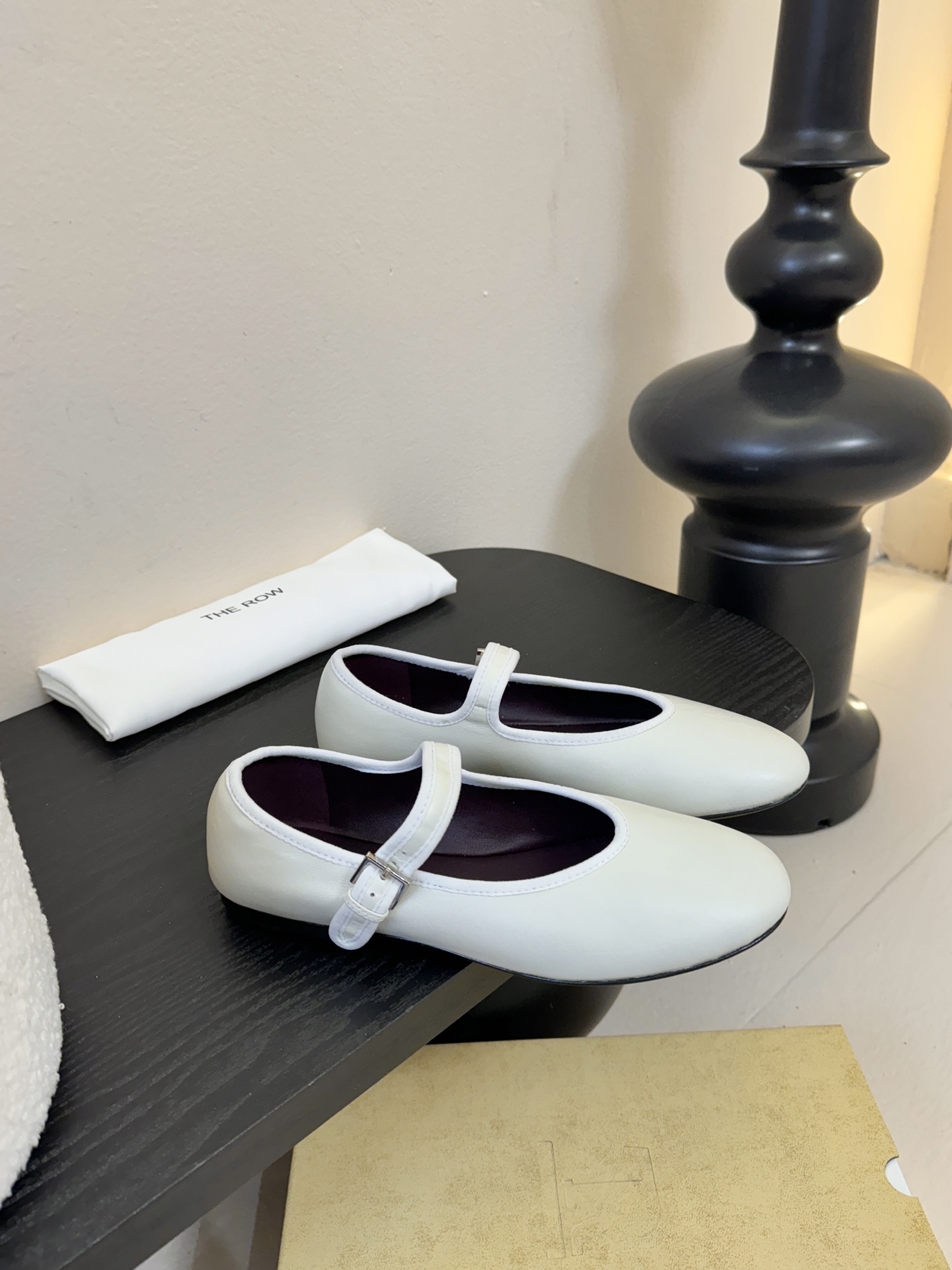 The Row新季平底玛丽珍芭蕾单鞋一个极其低调且又非常高级的品牌，从来不需要用浮夸的logo来彰显自己