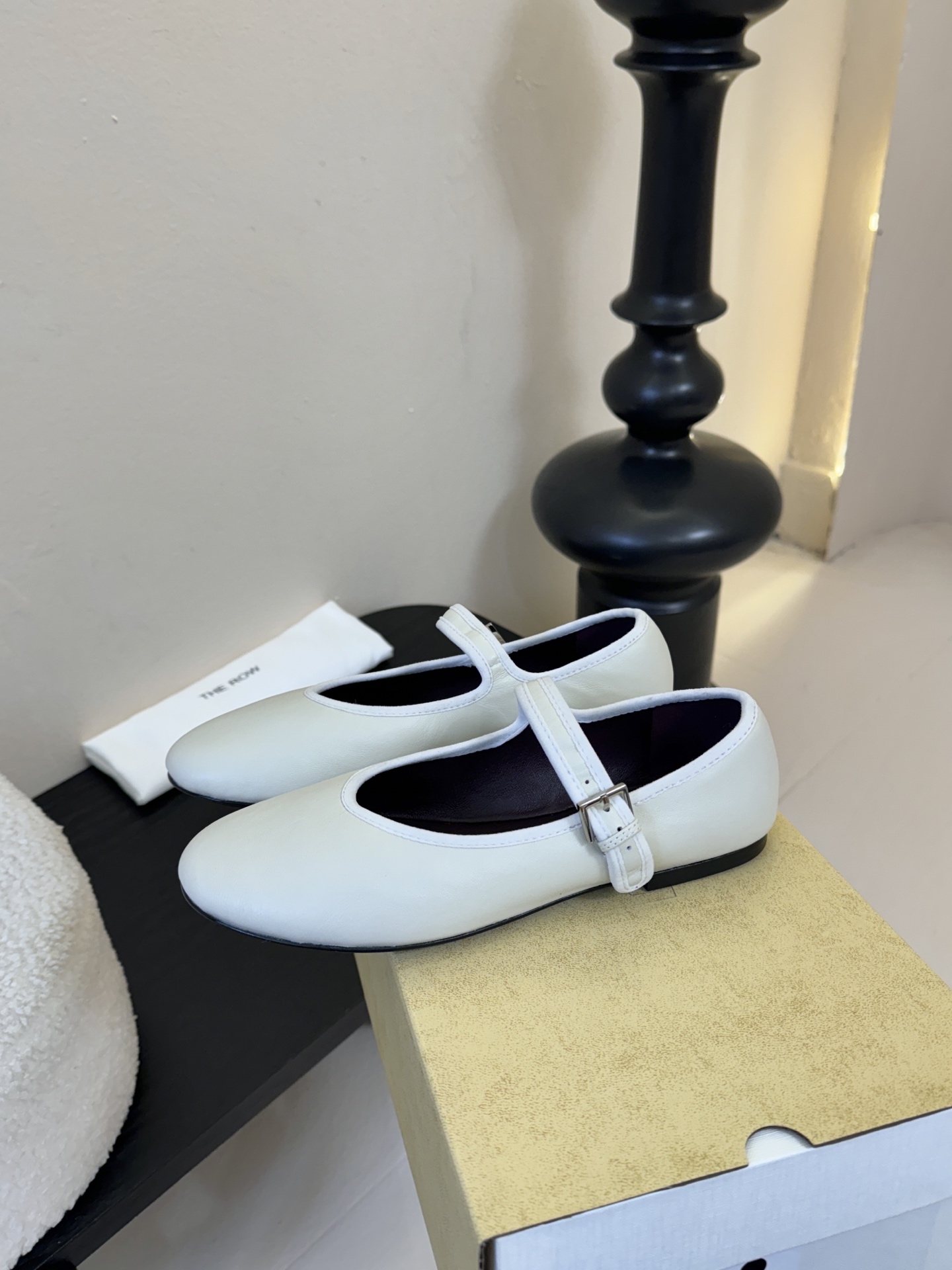 The Row新季平底玛丽珍芭蕾单鞋一个极其低调且又非常高级的品牌，从来不需要用浮夸的logo来彰显自己