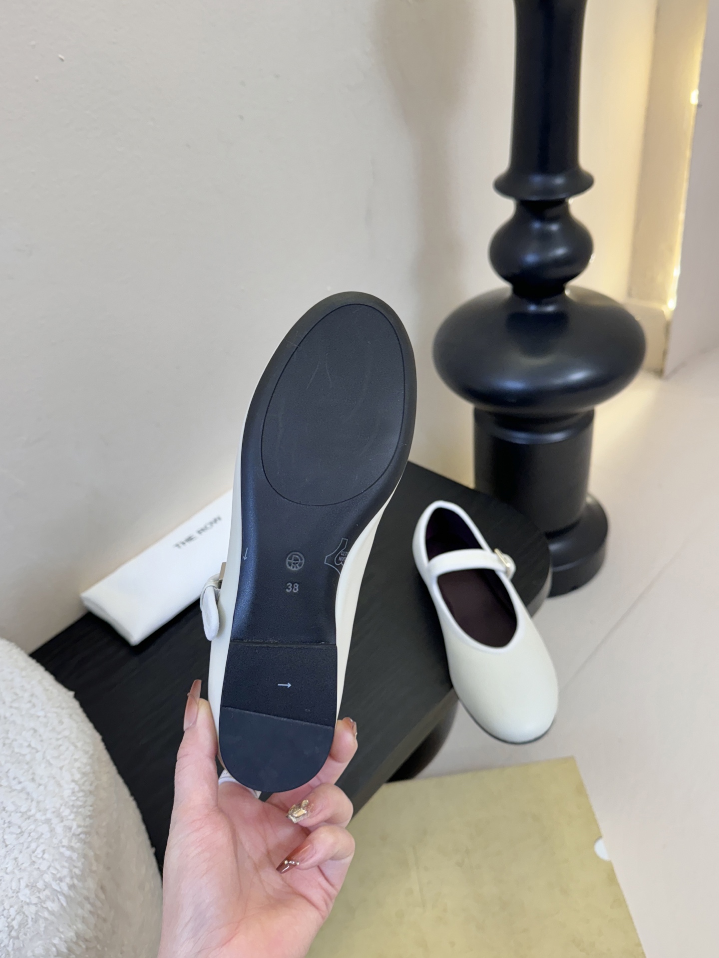 The Row新季平底玛丽珍芭蕾单鞋一个极其低调且又非常高级的品牌，从来不需要用浮夸的logo来彰显自己