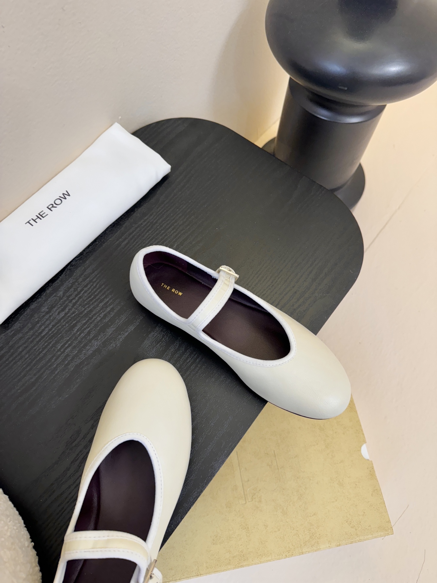 The Row新季平底玛丽珍芭蕾单鞋一个极其低调且又非常高级的品牌，从来不需要用浮夸的logo来彰显自己