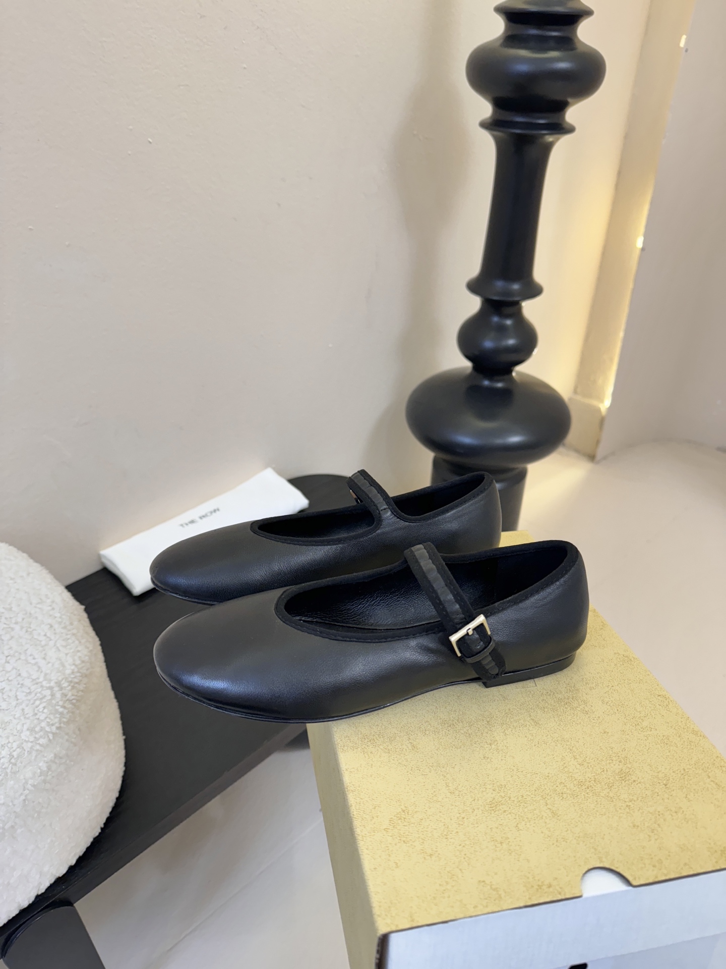 The Row新季平底玛丽珍芭蕾单鞋一个极其低调且又非常高级的品牌，从来不需要用浮夸的logo来彰显自己