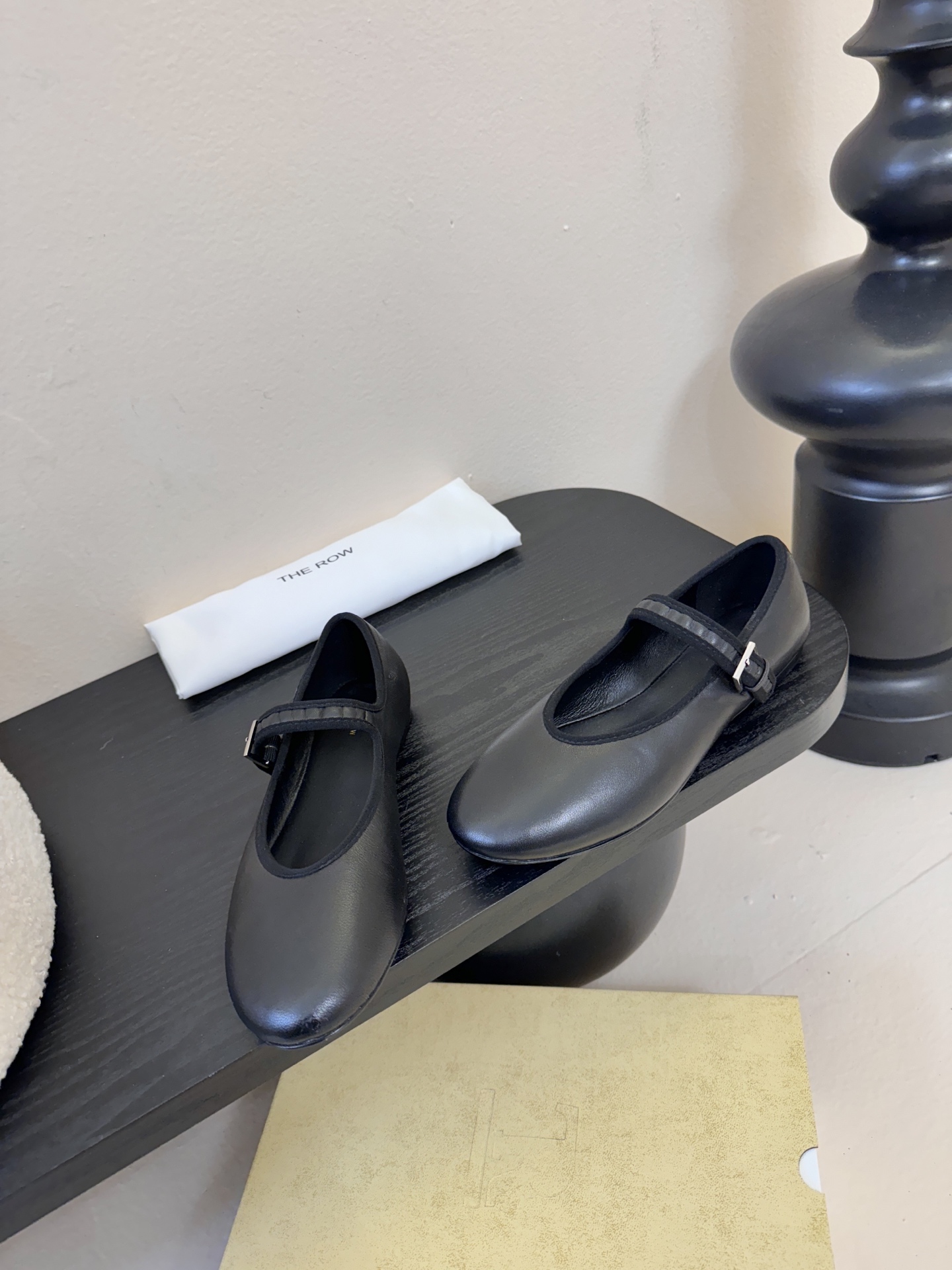 The Row新季平底玛丽珍芭蕾单鞋一个极其低调且又非常高级的品牌，从来不需要用浮夸的logo来彰显自己