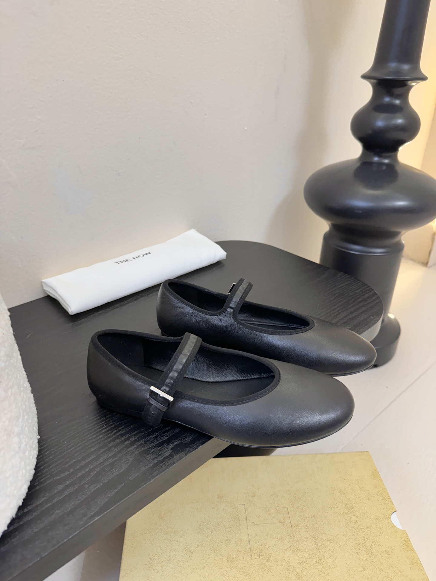 The Row新季平底玛丽珍芭蕾单鞋一个极其低调且又非常高级的品牌，从来不需要用浮夸的logo来彰显自己