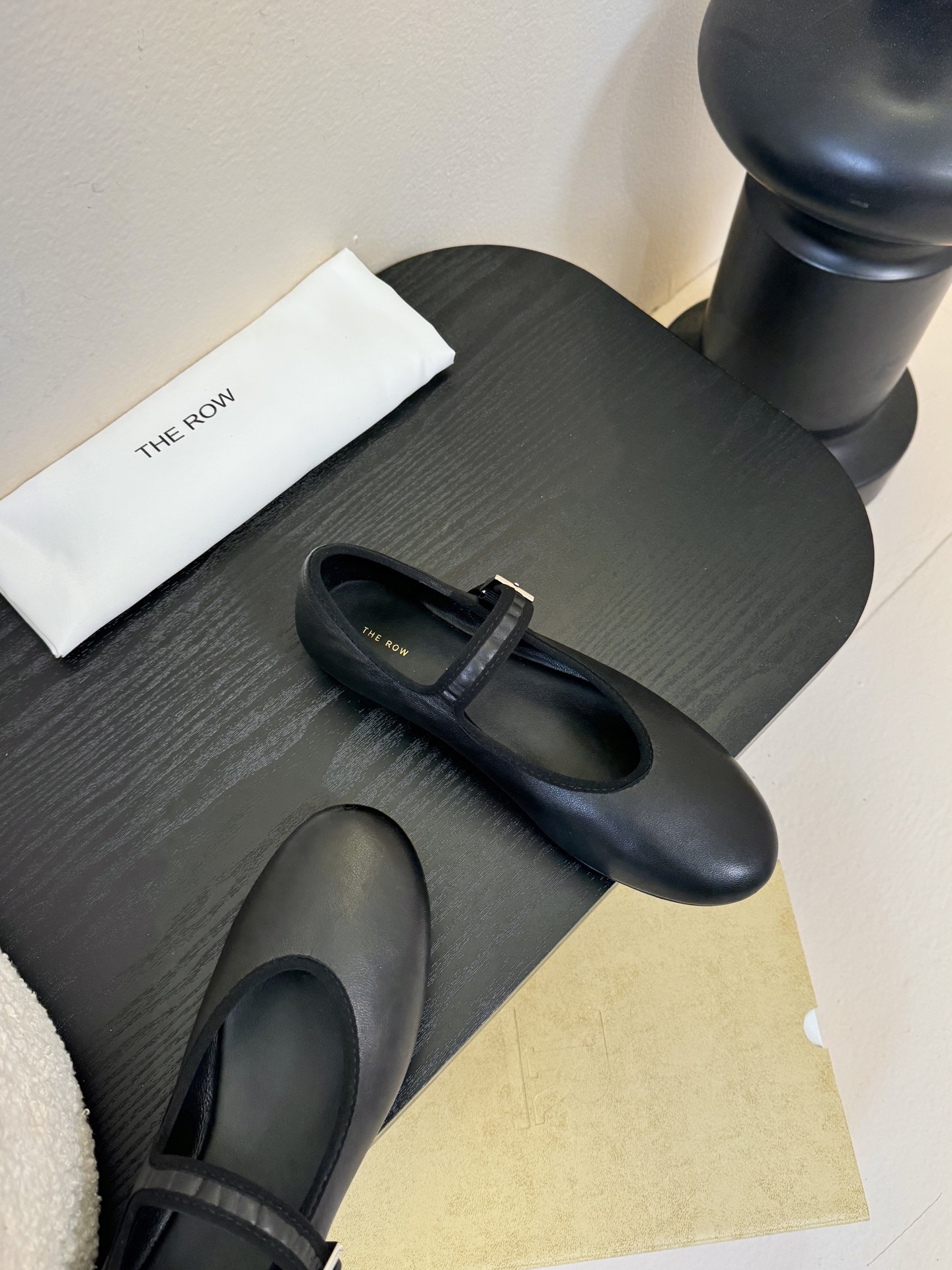 The Row新季平底玛丽珍芭蕾单鞋一个极其低调且又非常高级的品牌，从来不需要用浮夸的logo来彰显自己