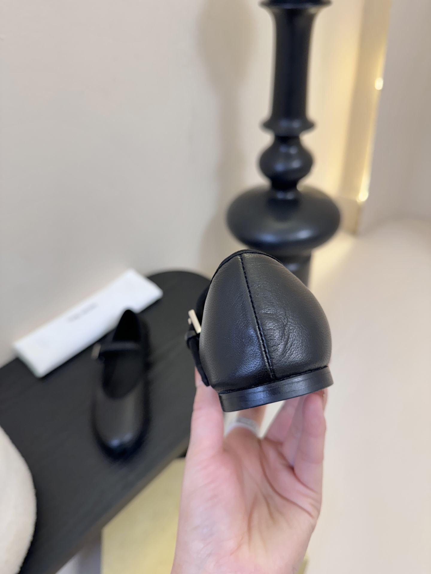 The Row新季平底玛丽珍芭蕾单鞋一个极其低调且又非常高级的品牌，从来不需要用浮夸的logo来彰显自己