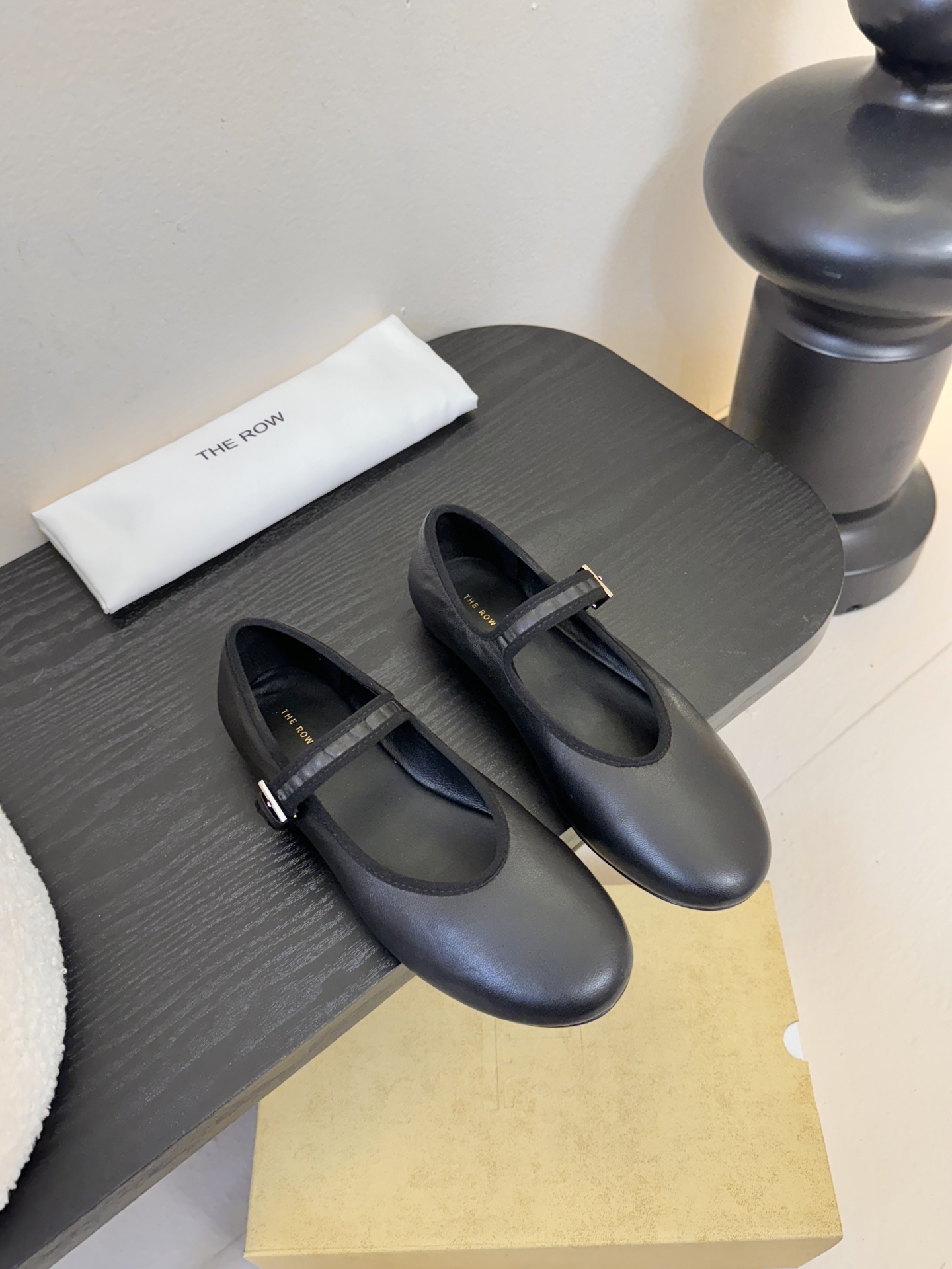 NO:725152,The Row's new season flat Mary Jane ballet shoes are an extremely low-key and very high-end brand. They never need to use exaggerated logos to show themselves. They only have the simplest lines and the most advanced materials to tell everyone their uniqueness. There is always a magic that gives women an independent and confident temperament. This is the row. Today's Mary Janes are very soft and the soles are very soft. The bun shoes are particularly comfortable and easy to wear. These shoes are versatile all year round. They look great with socks in autumn and winter, and are full of girlishness!  It can be worn by both fat and thin feet without picking. Fabric: imported sheepskin/top-grade sheepskin. Lining: imported grain mixed sheepskin, soft, comfortable and delicate. Outsole: imported genuine leather outsole. Size: 35 36 37 38 39 40 (40.41. Customized, non-returnable, ballet shoes, mary jane, sheepskin, sheep, Leather soles, socks.19860909The Row新季平底玛丽珍芭蕾单鞋 一个极其低调且又非常高级的品牌,从来不需要用浮夸的logo来彰显自己,只有最简约的线条和最高级的材质 来告诉大家独特之处,永远都有种赋予女性独立而自信气质的魔力这就是the row,今天这款玛丽珍直接闭眼入它鞋底非常柔软,包子鞋特别舒适好穿,这种单鞋一年四季都百搭,秋冬搭配袜子都很好看,少女感满满！胖瘦脚型都可以穿不挑脚 面料:进口羊皮/顶级羊京 内里:进口粒面混种羊皮柔软舒适细腻  大底:进口真皮大底 码数:35 36 37 38 39 40（40.41.定制不退换,芭蕾舞鞋,mary jane,sheepskin,sheep,Leather soles,socks,Women's Shoes