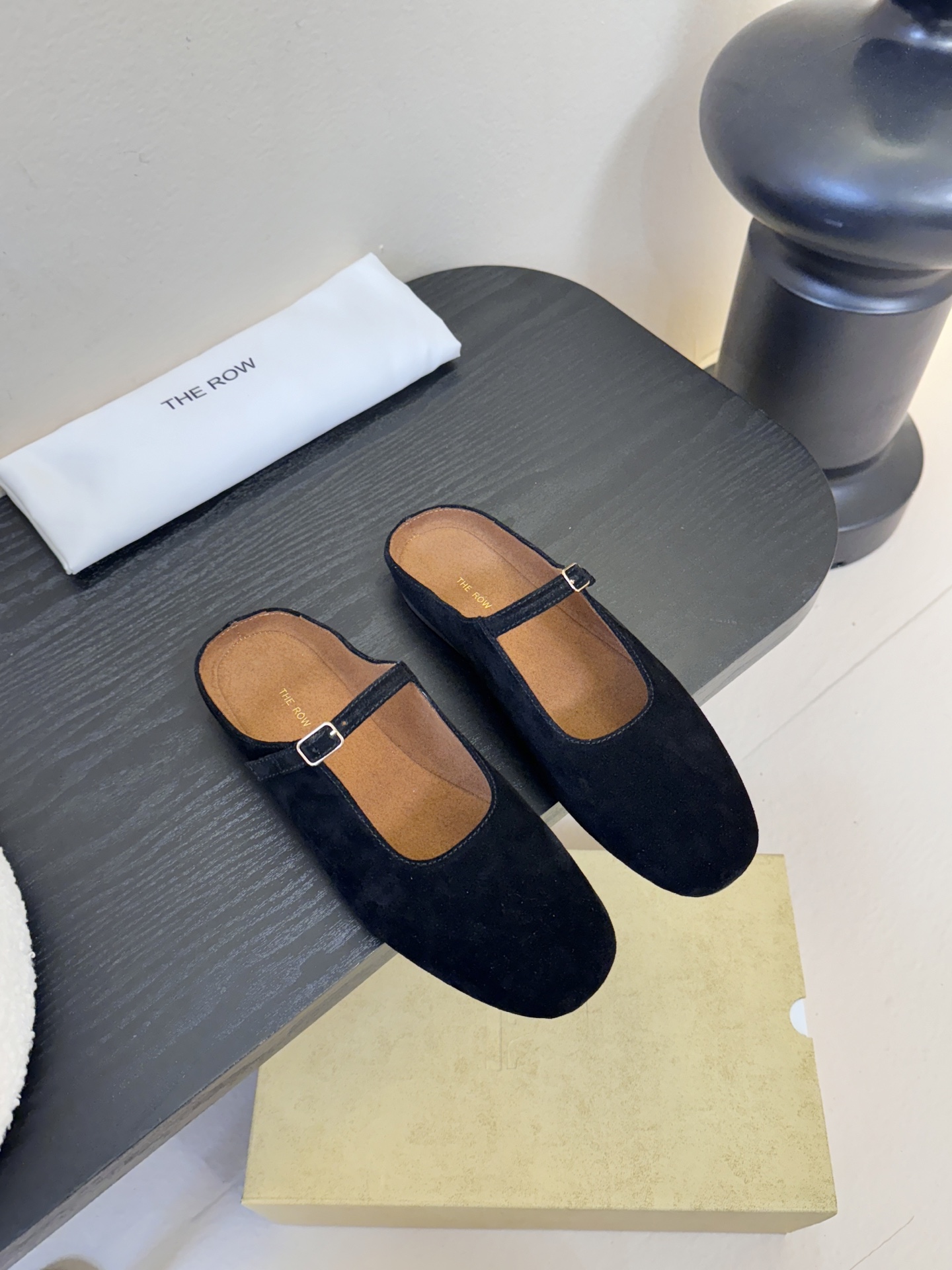 NO:725146,The ro*26 new early spring Mary Jane flat shoes, dancing shoes and grandma slippers. It is rare to see a dance shoe that is so fine and tolerant to the feet. It modifies the foot shape properly without losing its unique charm. It is convenient and convenient to put on the feet. It is also very comfortable and can be worn in daily life. It is super versatile!  Upper sheepskin lining sheepskin outsole rubber outsole Size: 35-40 (4041 custom-made, non-returnable), half drag, mary jane, slippers, sheepskin, sheep19860909The ro*26早春新款玛丽珍平底单鞋跳舞鞋奶奶拖鞋 很少会看到一款跳舞鞋会做到这么精细、而且对脚的包容性特别强,把脚型修饰得妥妥的,又不失独特韵味,上脚方便便捷,且非常舒适、日常穿都没有问题的、超级百搭！ 鞋面羊京 内里羊皮 大底橡胶底 码数:35-40（4041订做不退换）,半拖,mary jane,slippers,sheepskin,sheep,Women's Shoes