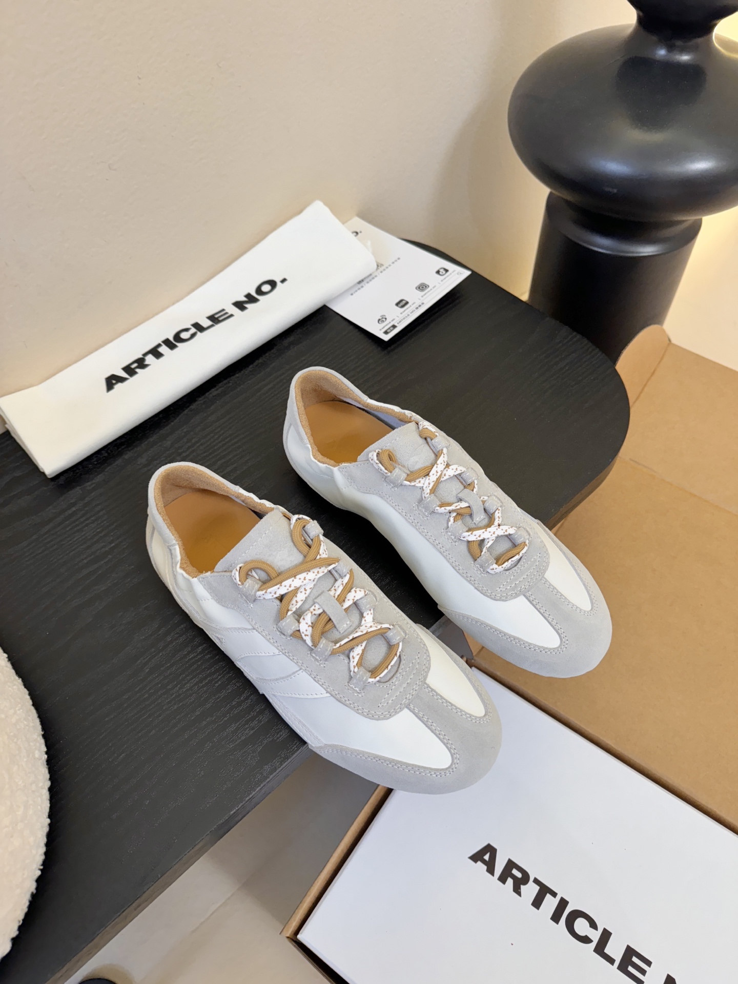 NO:725140,ARTICLE NO.2026 spring and summer latest casual shoes, moral training shoes, many celebrity Internet celebrities have planted grass, giving the classics a lighter atmosphere. The comfortable thin sole design creates a relaxed and stylish style, and the high saturation colors naturally blend into different styles. With the retro style, you can instantly transform into a modern girl. Whether worn barefoot or with socks, it is super age-reducing. Super invincible and versatile. High mercerized calfskin stitching on the upper. Mixed sheepskin lining for the feet. Original open molded rubber outsole.  Size35-40 (40 is custom-made and cannot be returned or exchanged), casual shoes/sports shoes, sneakers, cowhide, sheepskin, socks19860909ARTICLE NO.2026春夏最新款休闲鞋 德训鞋 超多明星网红种草 给经典换种更轻盈的氛围 舒适薄底设计打造松弛有型,高饱和度色彩自然融入不同风格,搭配复古造型即刻变身摩登女孩 无论光脚穿还是搭配袜子穿都超级减龄 超级无敌百搭 鞋面高丝光小牛皮拼接 内里垫脚混种羊皮 原版开模橡胶大底 Size35-40（40 订做不退换）,休闲鞋/运动鞋,sneakers,cowhide,sheepskin,socks,Women's Shoes