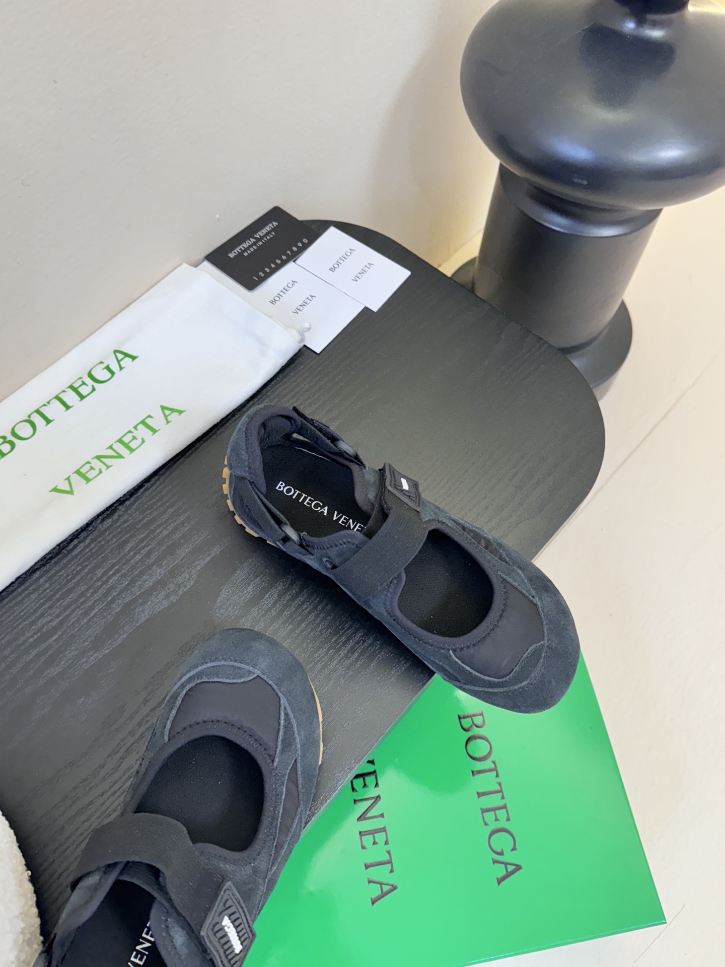 Bottega Venet*26ss早春新款圆头魔术贴玛丽珍休闲鞋将芭蕾平底鞋的柔美轮廓与玛丽珍鞋的绑带