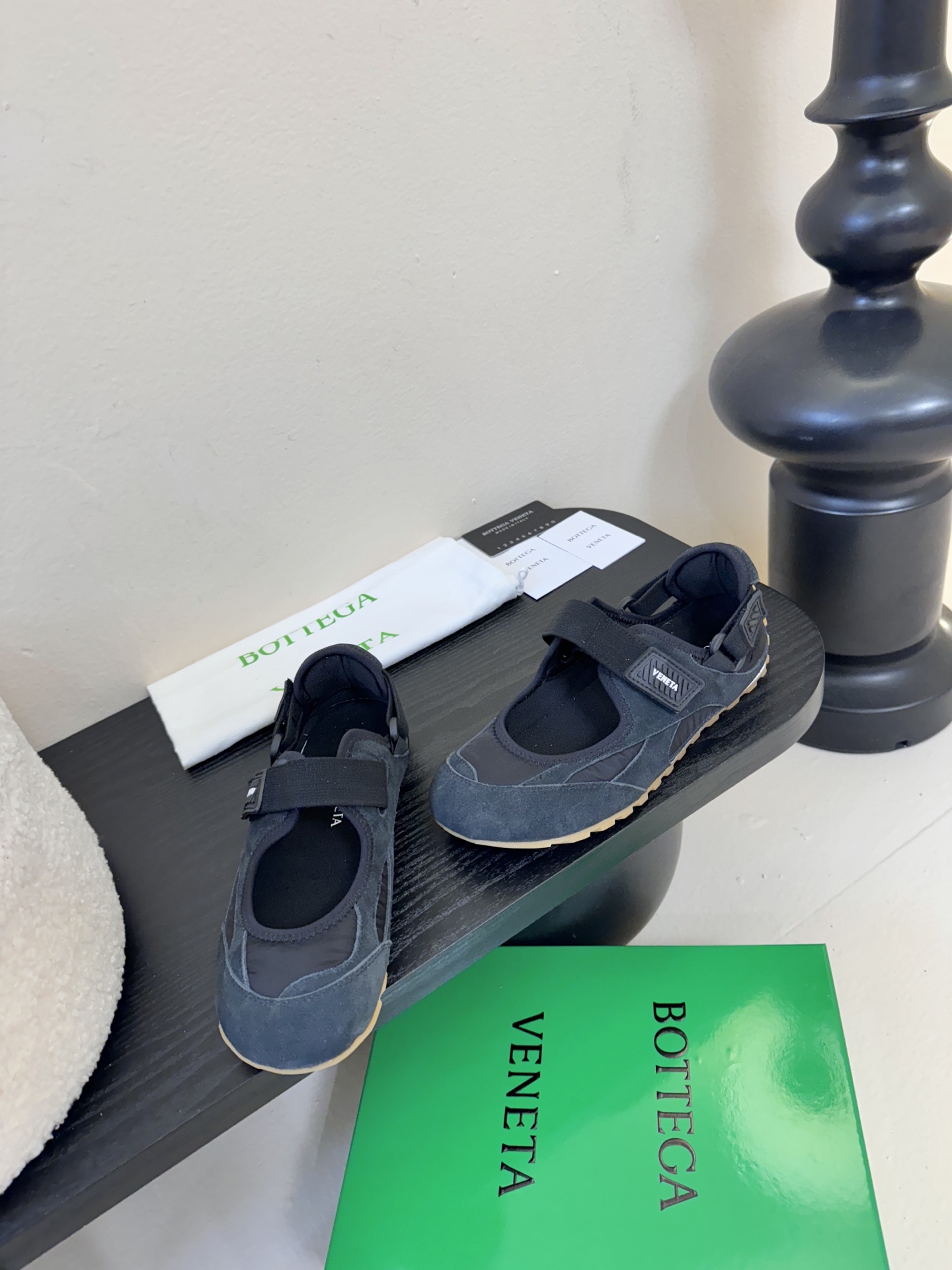 Bottega Venet*26ss早春新款圆头魔术贴玛丽珍休闲鞋将芭蕾平底鞋的柔美轮廓与玛丽珍鞋的绑带