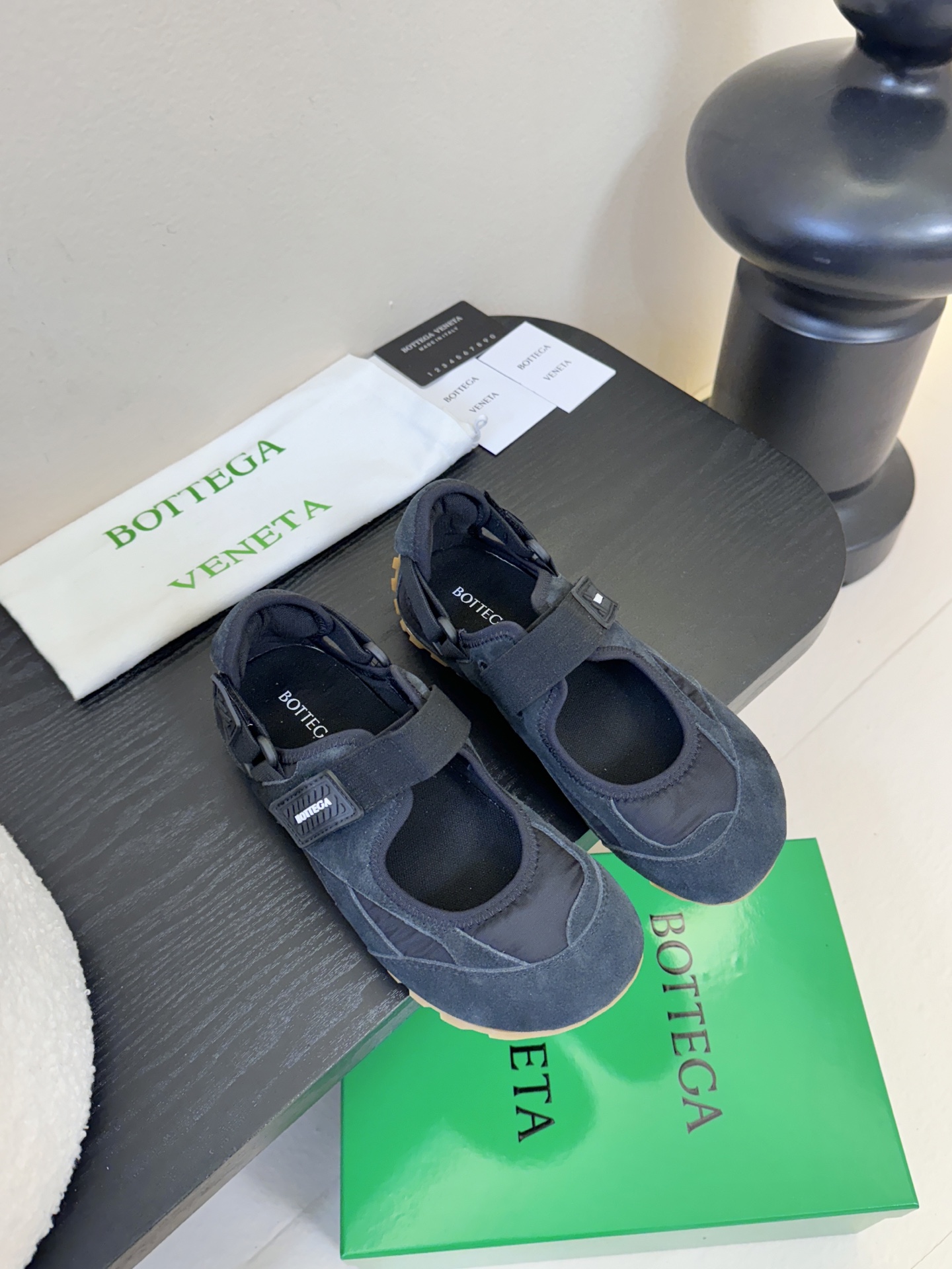 Bottega Venet*26ss早春新款圆头魔术贴玛丽珍休闲鞋将芭蕾平底鞋的柔美轮廓与玛丽珍鞋的绑带