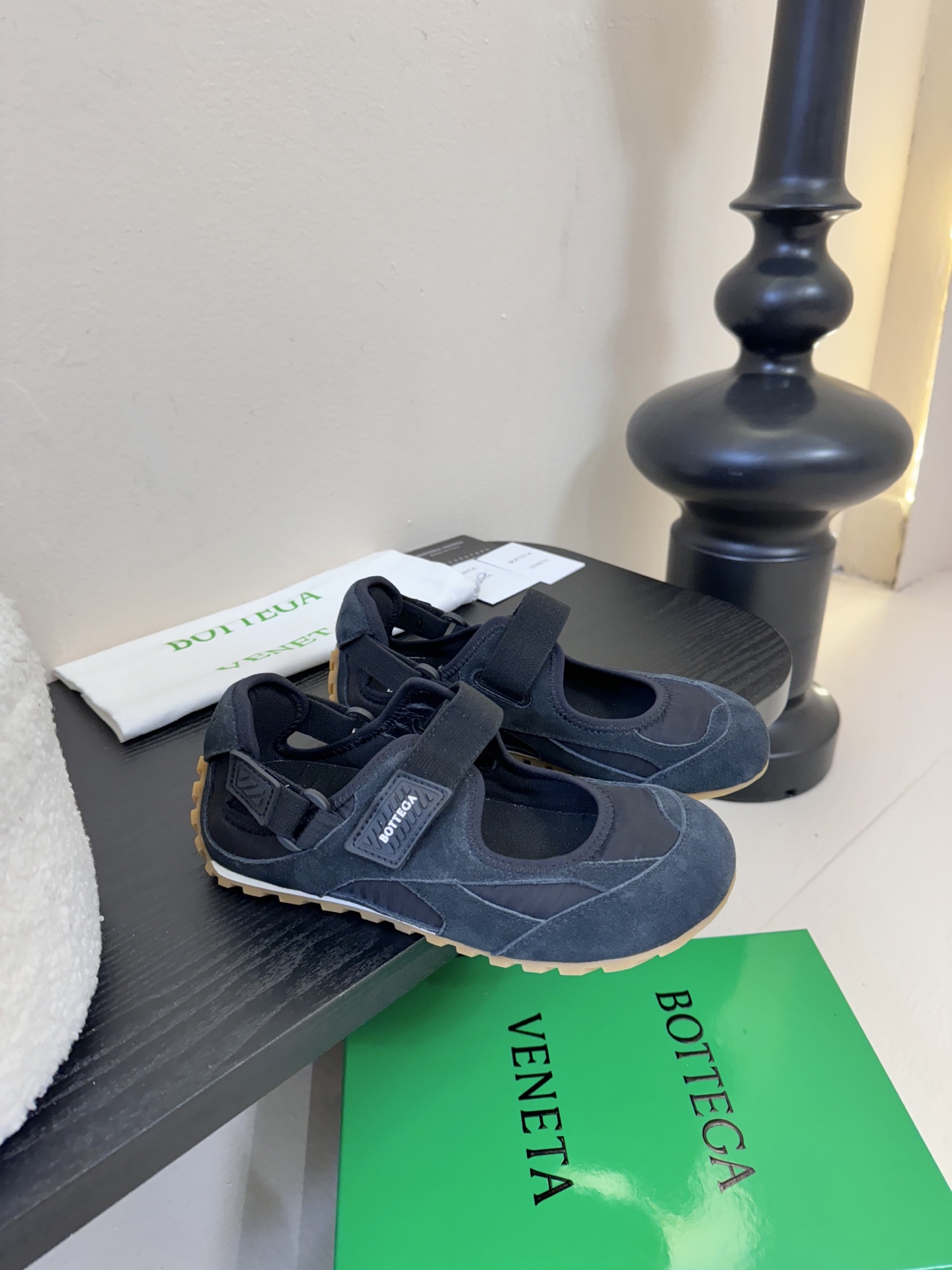 Bottega Venet*26ss早春新款圆头魔术贴玛丽珍休闲鞋将芭蕾平底鞋的柔美轮廓与玛丽珍鞋的绑带