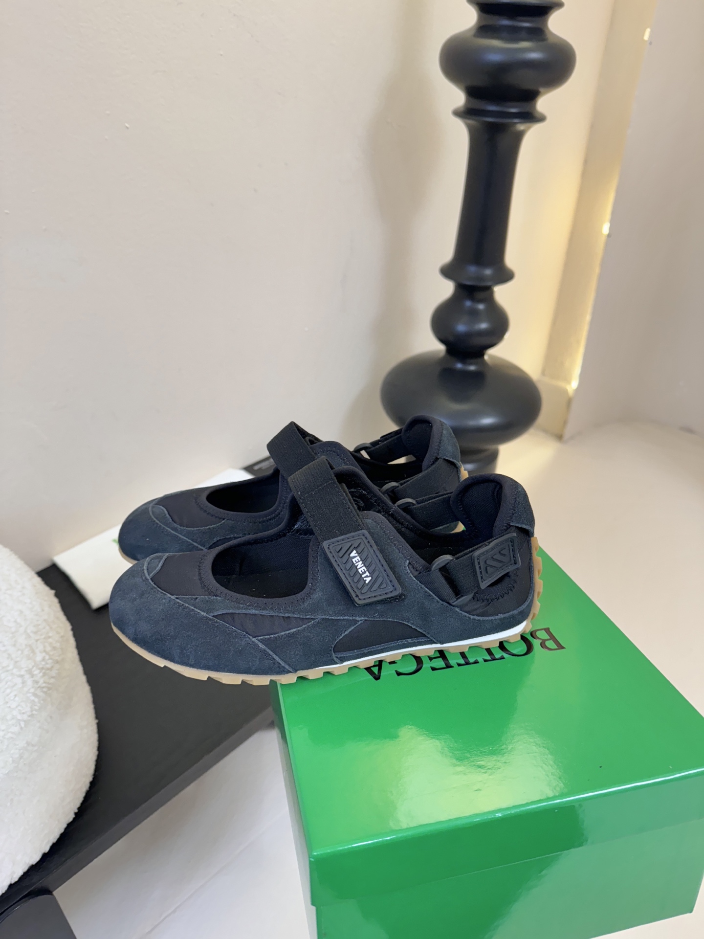 Bottega Venet*26ss早春新款圆头魔术贴玛丽珍休闲鞋将芭蕾平底鞋的柔美轮廓与玛丽珍鞋的绑带