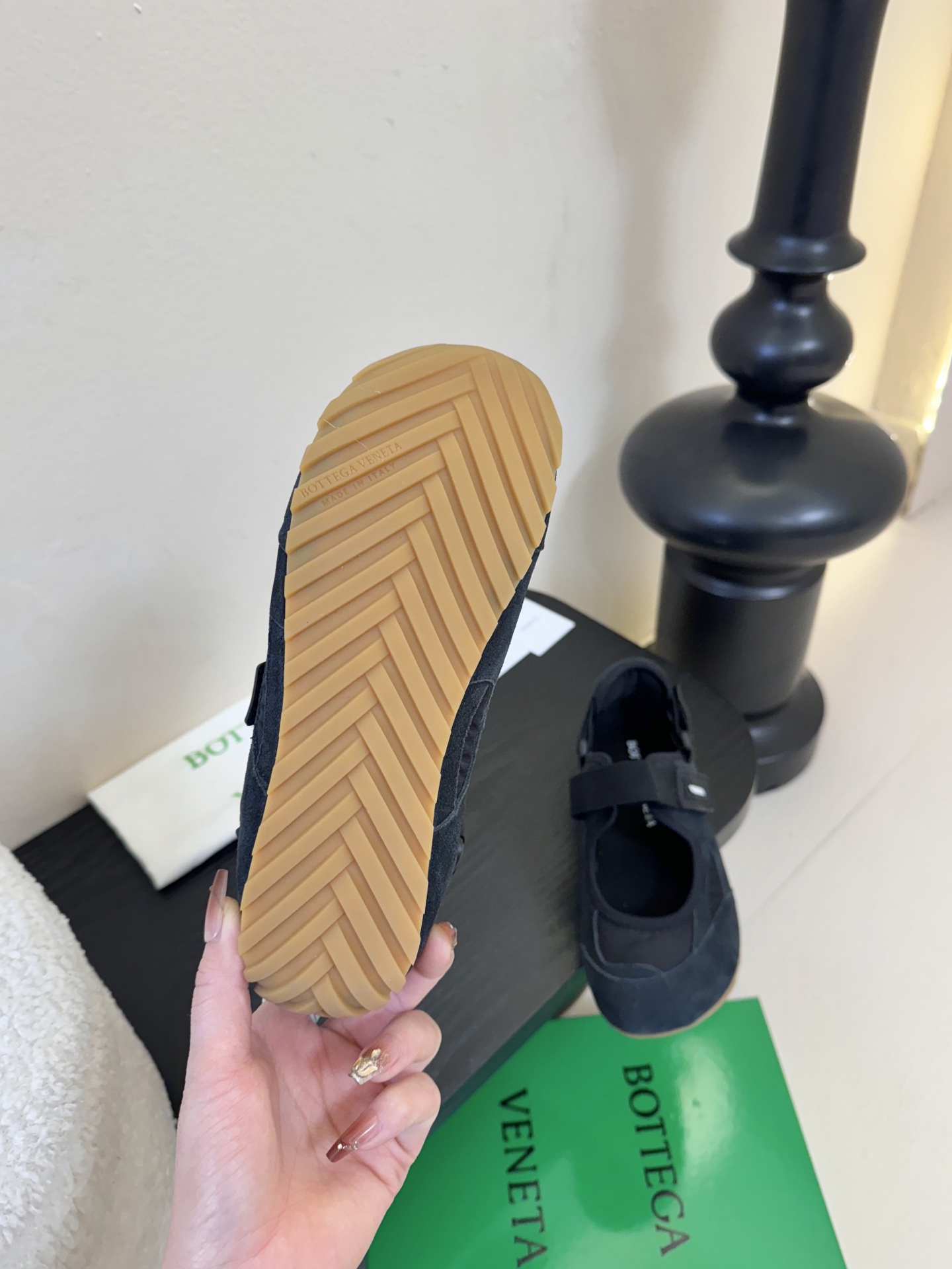 Bottega Venet*26ss早春新款圆头魔术贴玛丽珍休闲鞋将芭蕾平底鞋的柔美轮廓与玛丽珍鞋的绑带