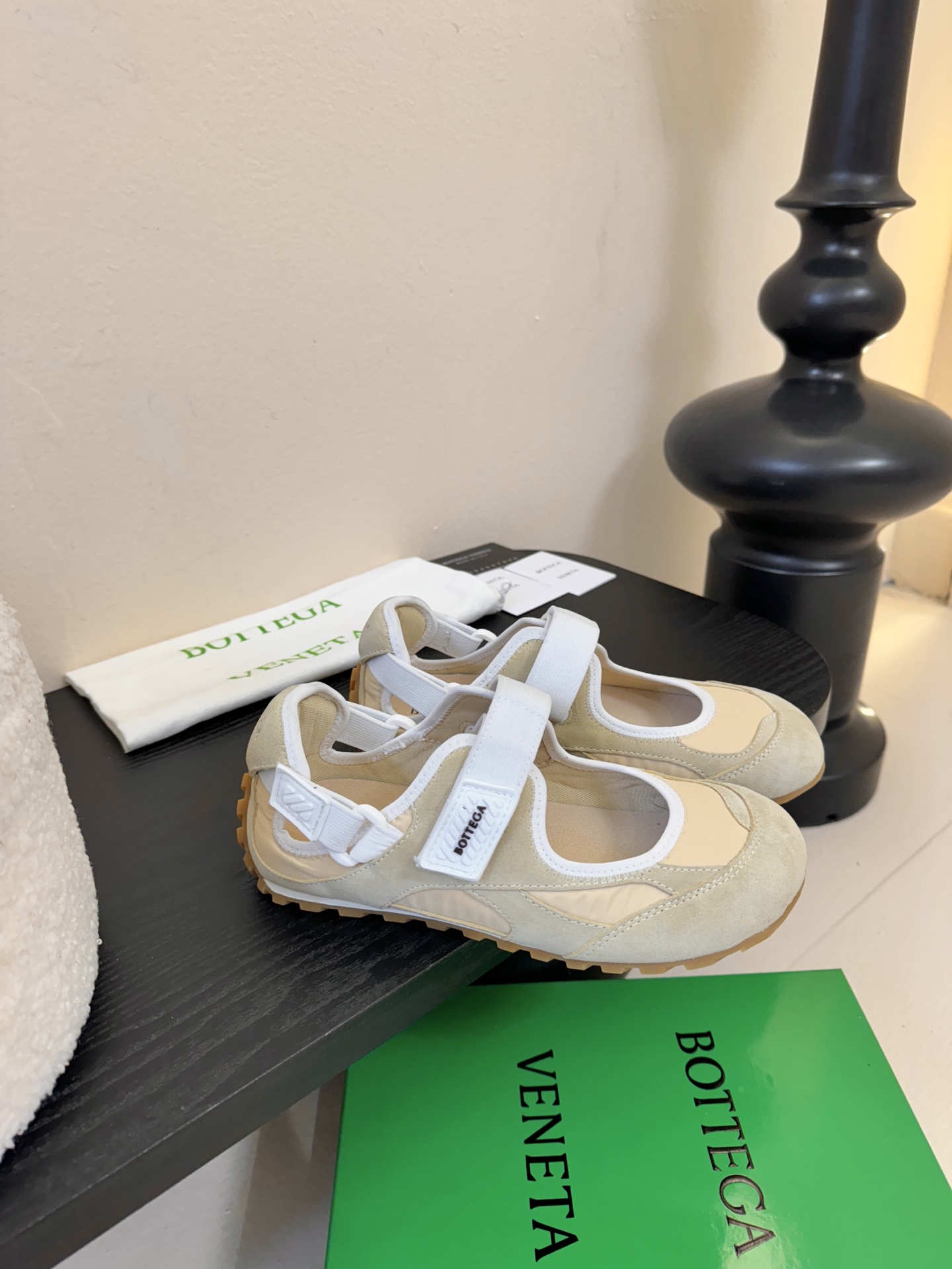 Bottega Venet*26ss早春新款圆头魔术贴玛丽珍休闲鞋将芭蕾平底鞋的柔美轮廓与玛丽珍鞋的绑带