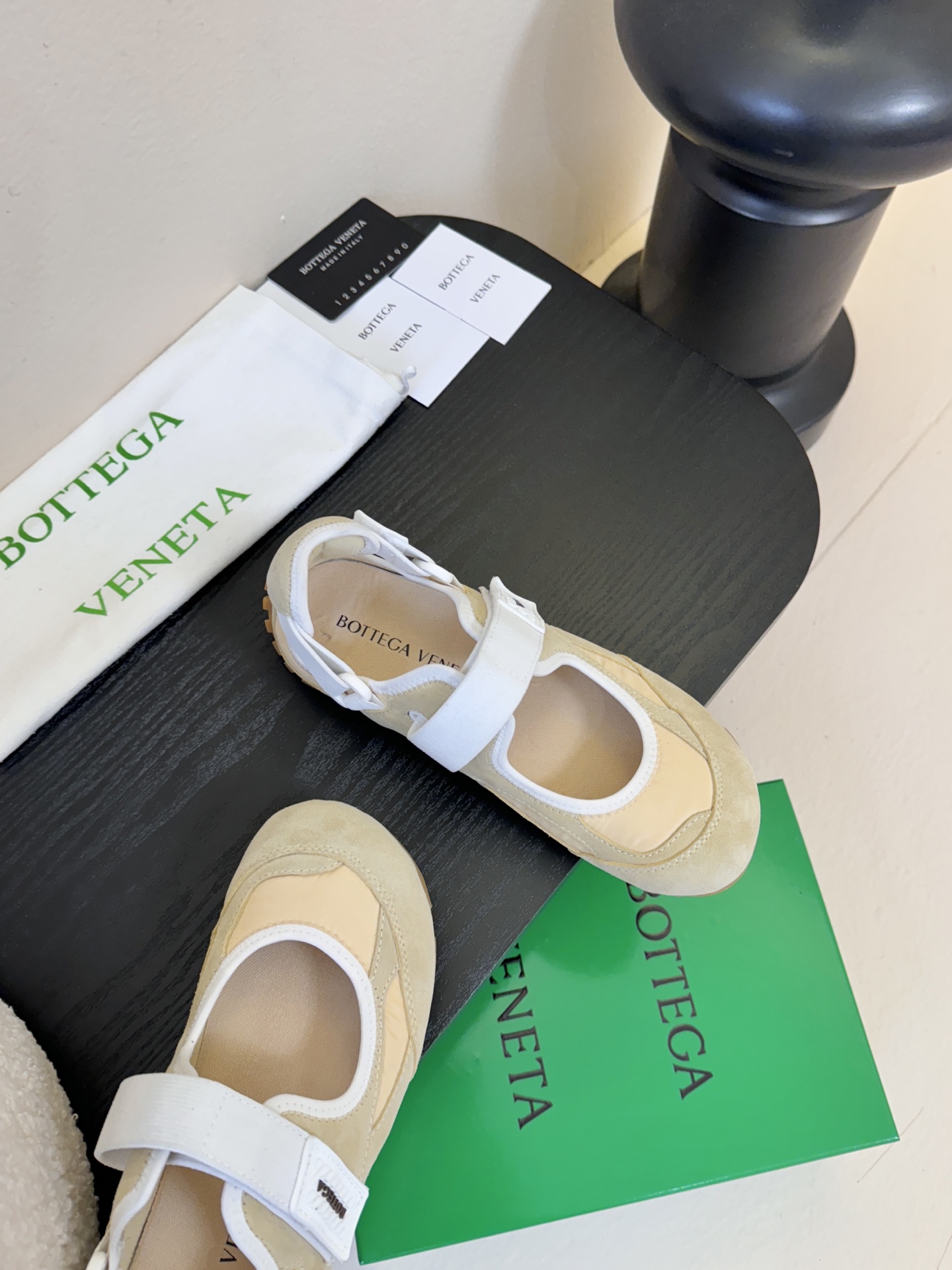 Bottega Venet*26ss早春新款圆头魔术贴玛丽珍休闲鞋将芭蕾平底鞋的柔美轮廓与玛丽珍鞋的绑带