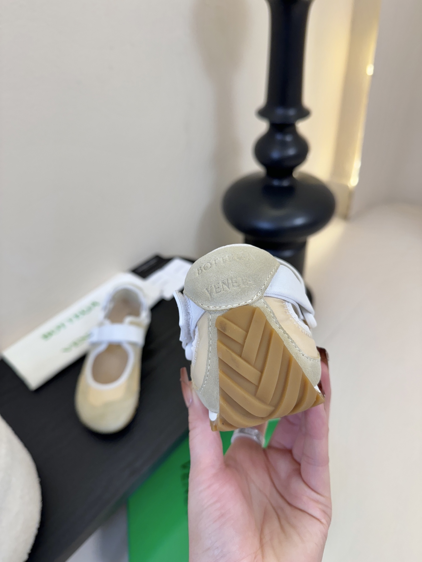 Bottega Venet*26ss早春新款圆头魔术贴玛丽珍休闲鞋将芭蕾平底鞋的柔美轮廓与玛丽珍鞋的绑带