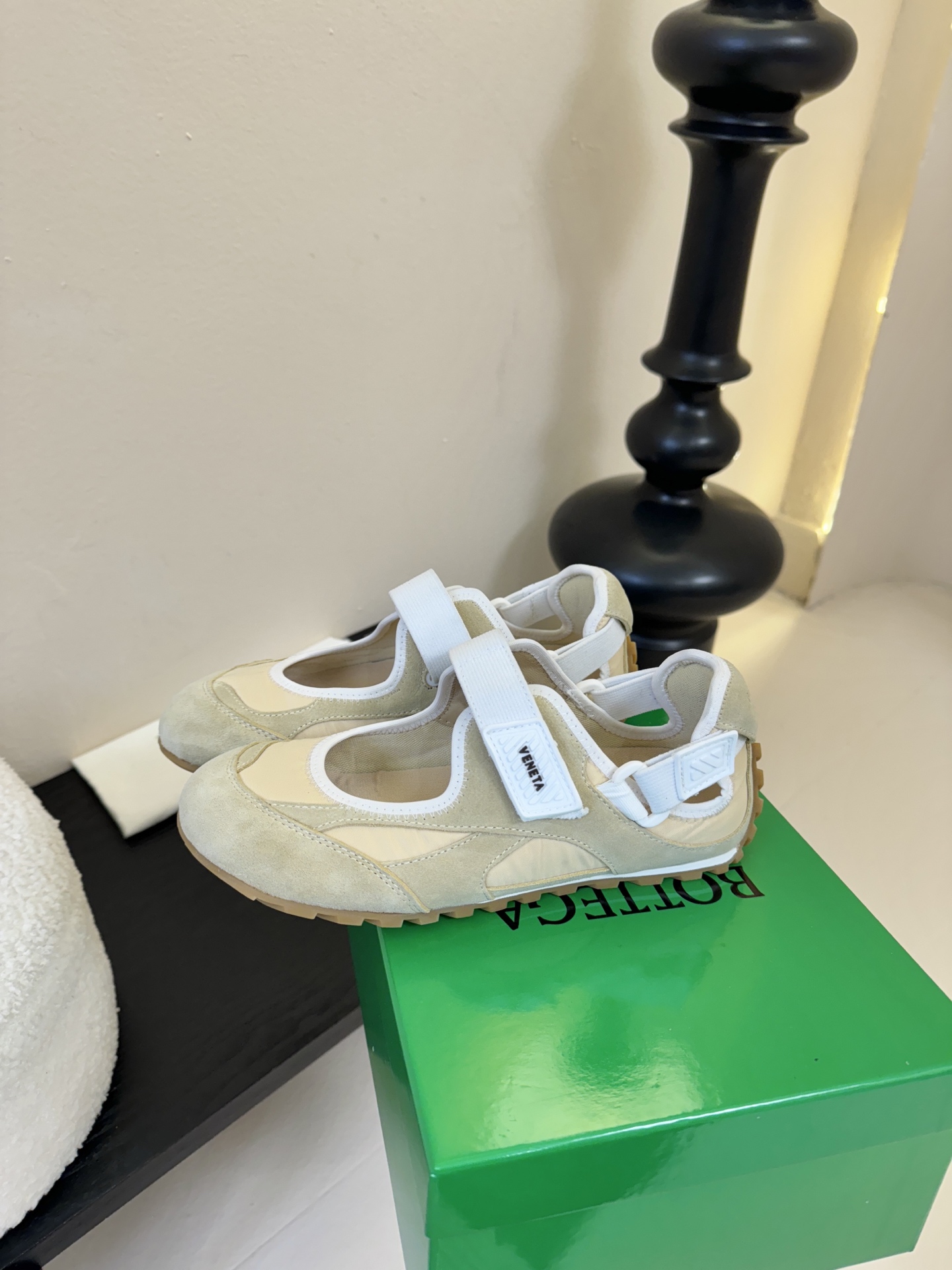 Bottega Venet*26ss早春新款圆头魔术贴玛丽珍休闲鞋将芭蕾平底鞋的柔美轮廓与玛丽珍鞋的绑带