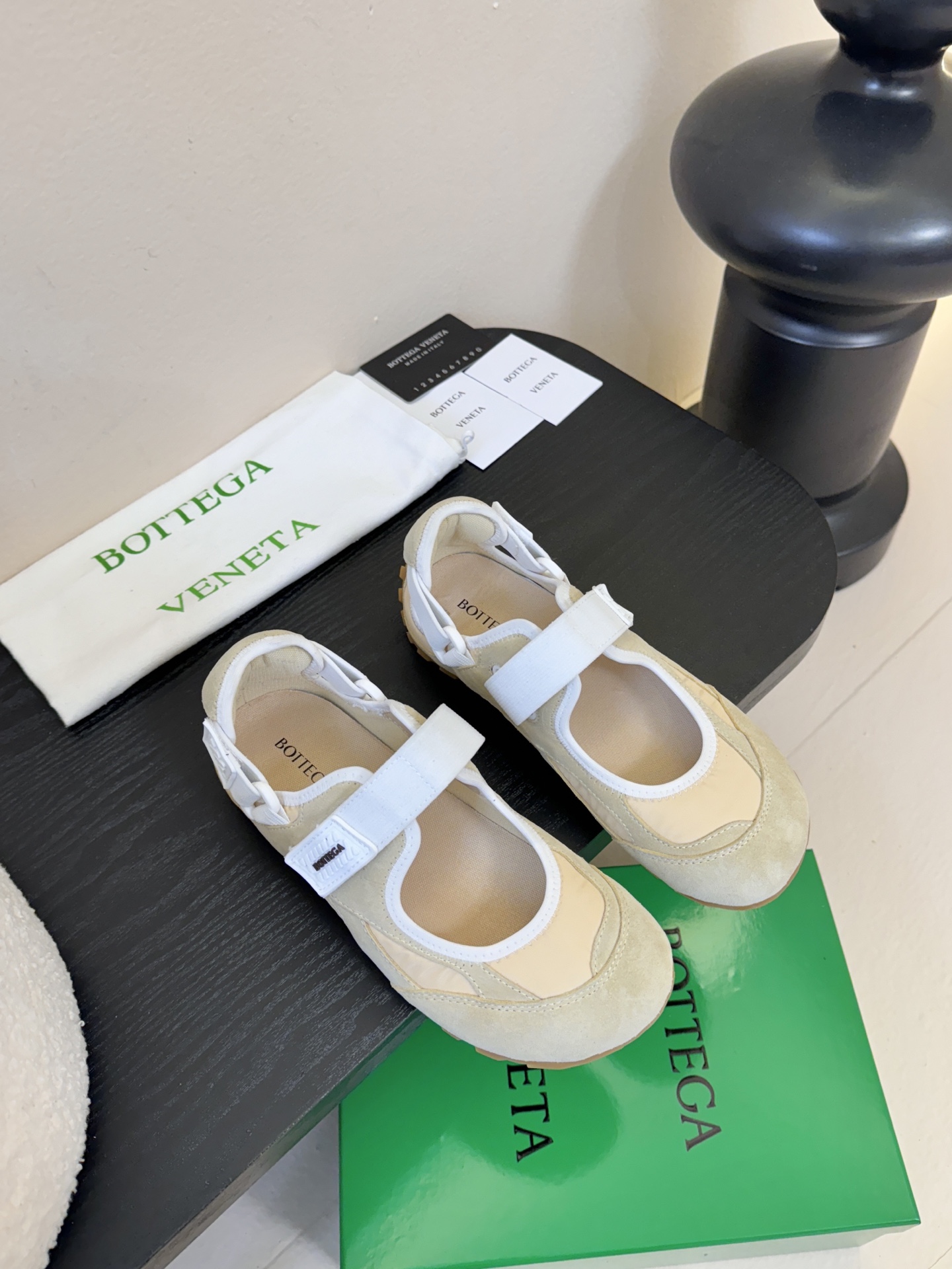 Bottega Venet*26ss早春新款圆头魔术贴玛丽珍休闲鞋将芭蕾平底鞋的柔美轮廓与玛丽珍鞋的绑带