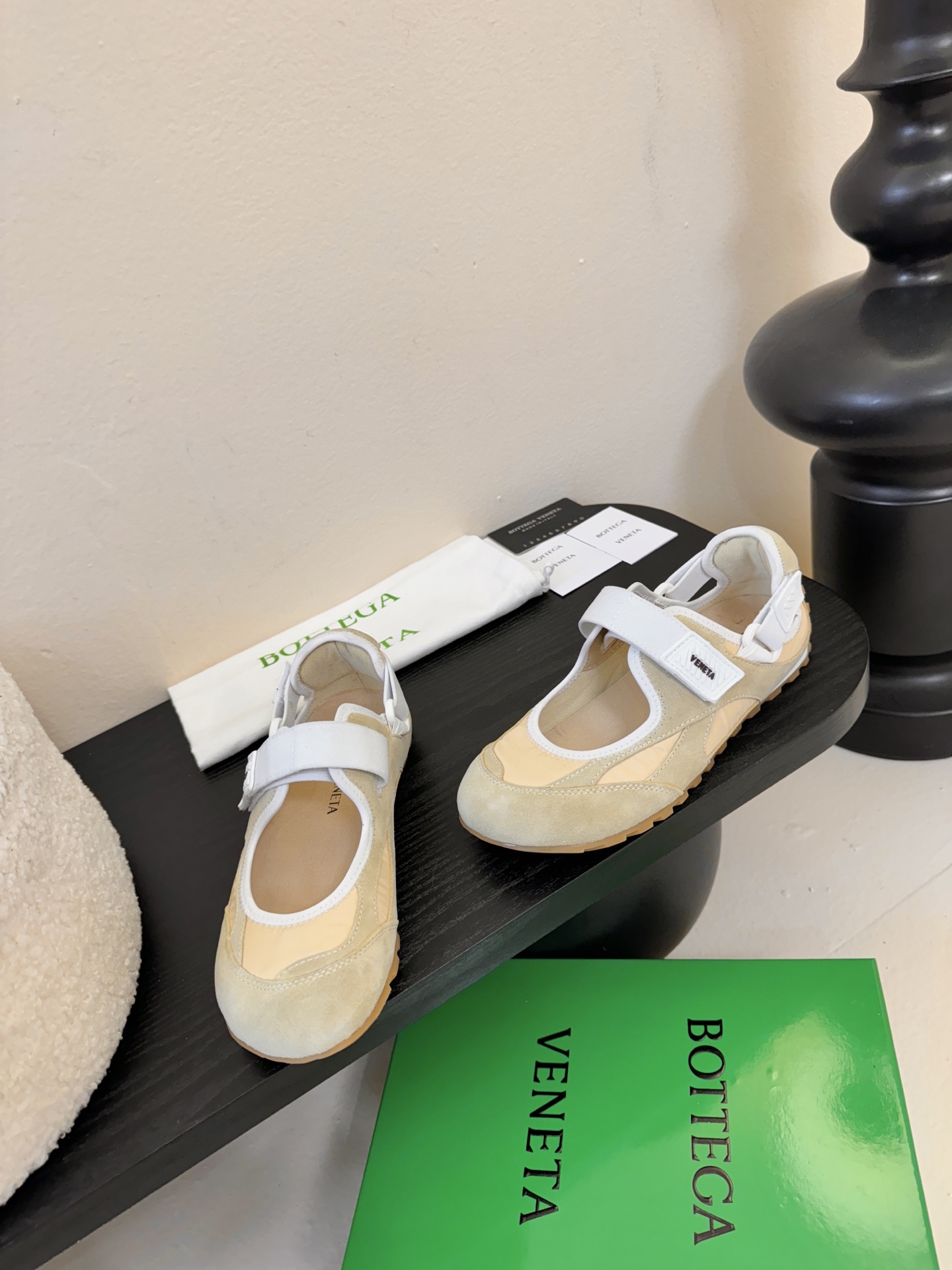 Bottega Venet*26ss早春新款圆头魔术贴玛丽珍休闲鞋将芭蕾平底鞋的柔美轮廓与玛丽珍鞋的绑带