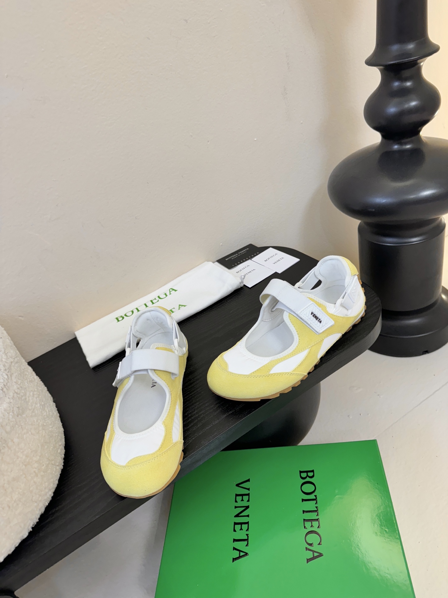 Bottega Venet*26ss早春新款圆头魔术贴玛丽珍休闲鞋将芭蕾平底鞋的柔美轮廓与玛丽珍鞋的绑带