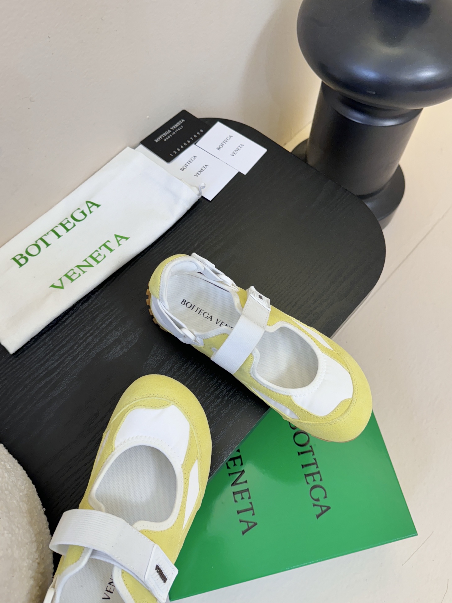 Bottega Venet*26ss早春新款圆头魔术贴玛丽珍休闲鞋将芭蕾平底鞋的柔美轮廓与玛丽珍鞋的绑带