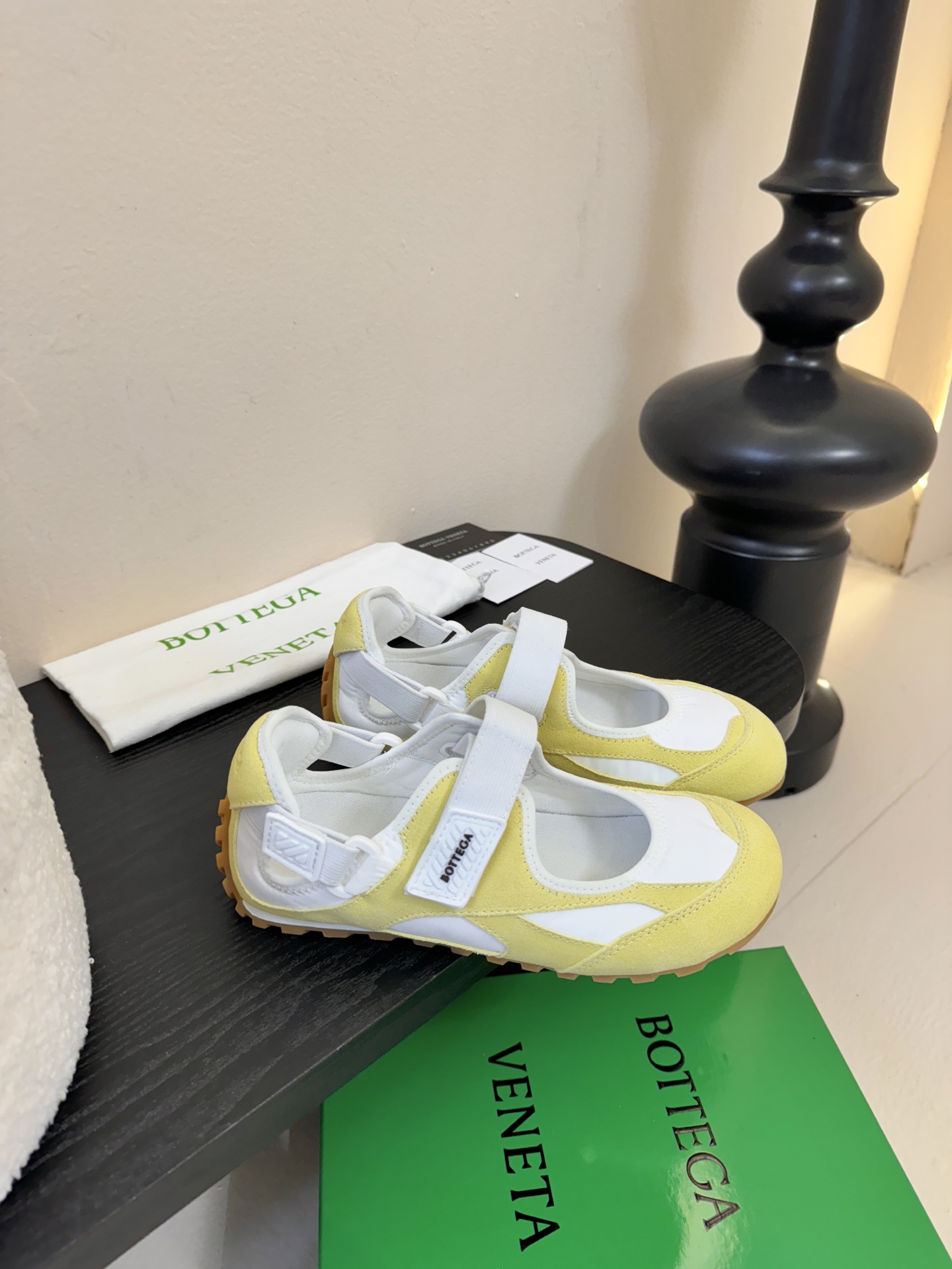 Bottega Venet*26ss早春新款圆头魔术贴玛丽珍休闲鞋将芭蕾平底鞋的柔美轮廓与玛丽珍鞋的绑带