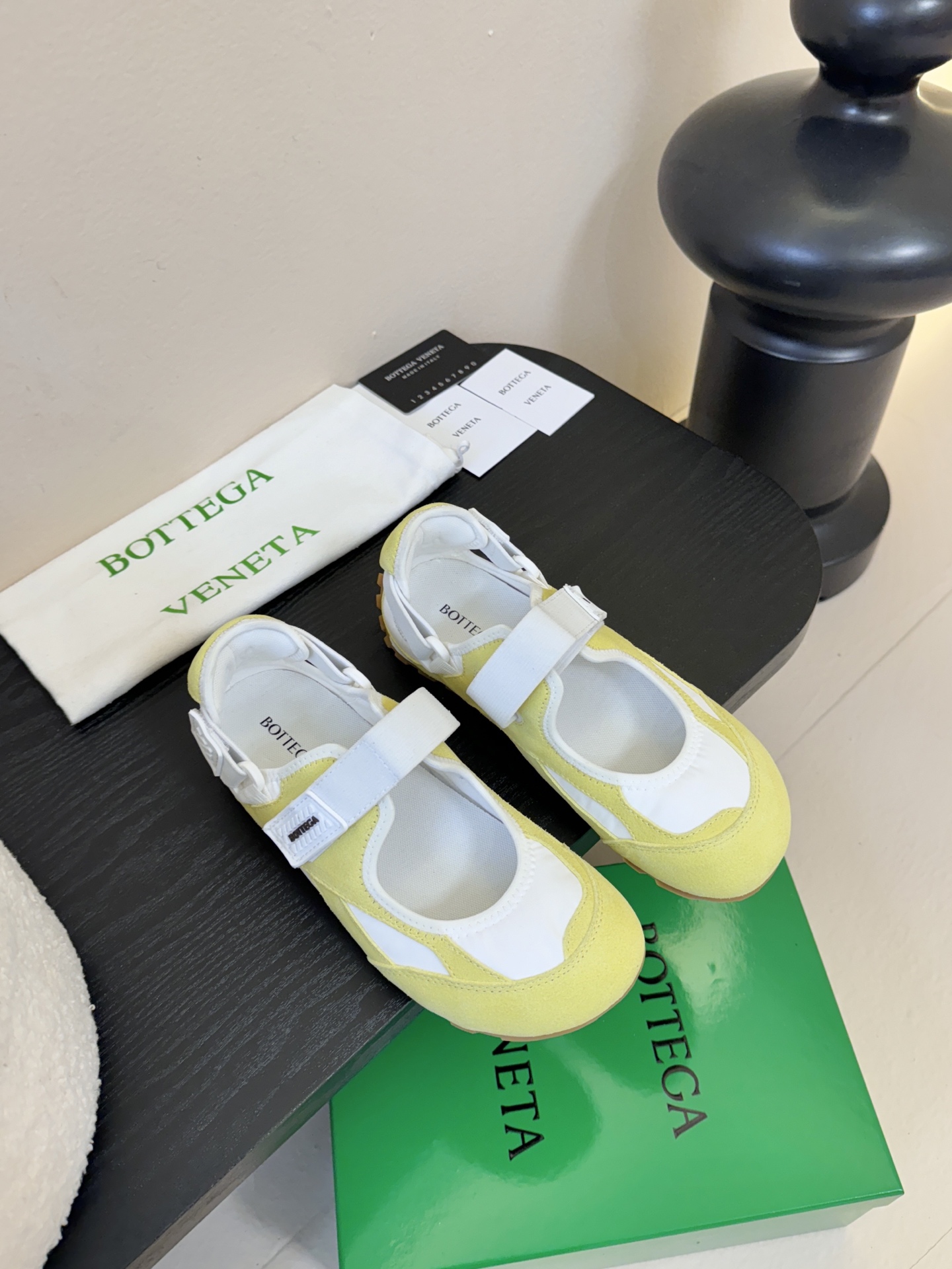 Bottega Venet*26ss早春新款圆头魔术贴玛丽珍休闲鞋将芭蕾平底鞋的柔美轮廓与玛丽珍鞋的绑带