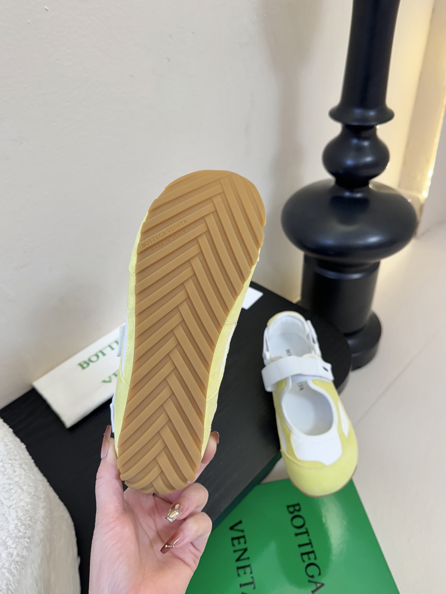 Bottega Venet*26ss早春新款圆头魔术贴玛丽珍休闲鞋将芭蕾平底鞋的柔美轮廓与玛丽珍鞋的绑带