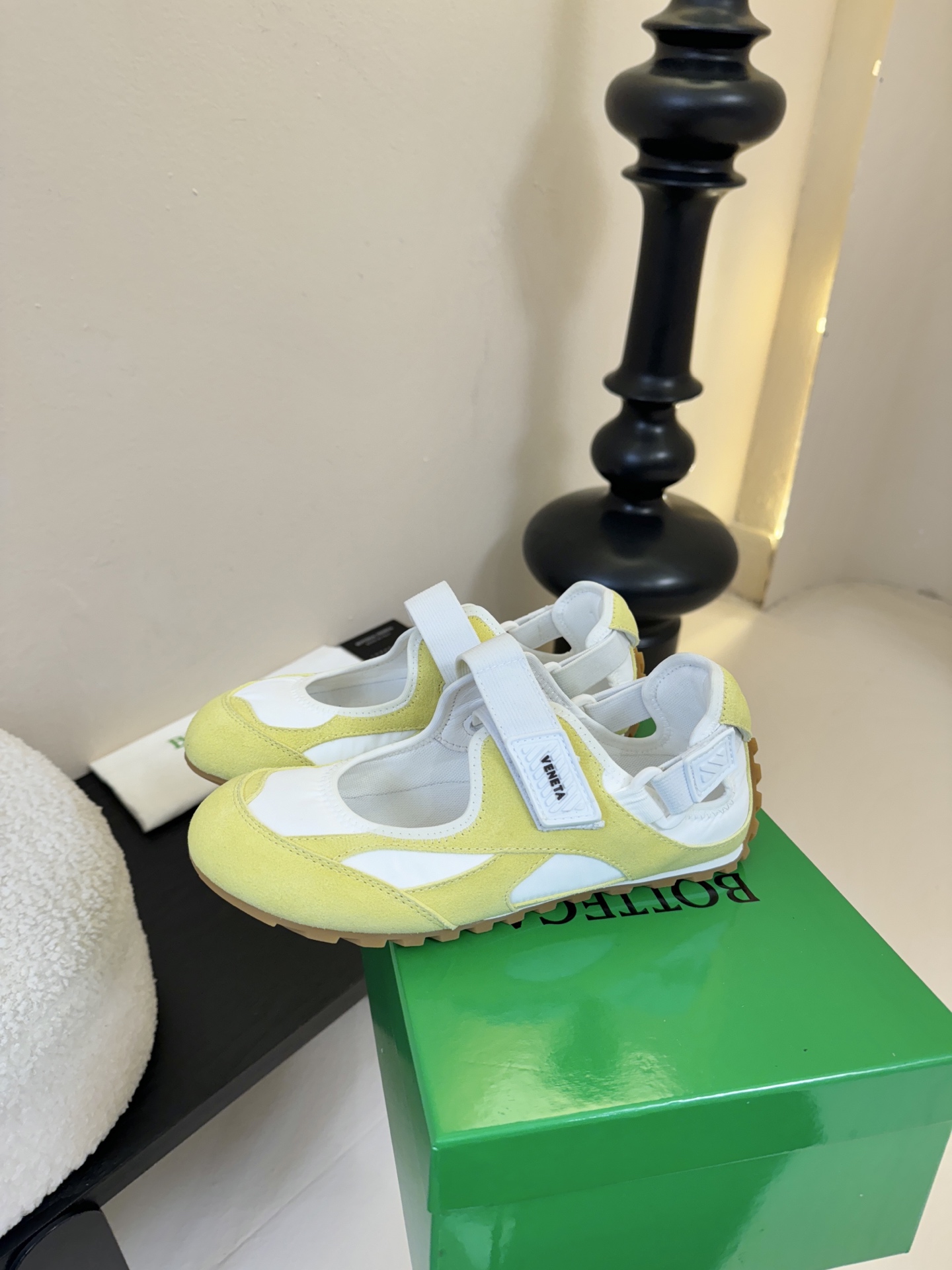 Bottega Venet*26ss早春新款圆头魔术贴玛丽珍休闲鞋将芭蕾平底鞋的柔美轮廓与玛丽珍鞋的绑带