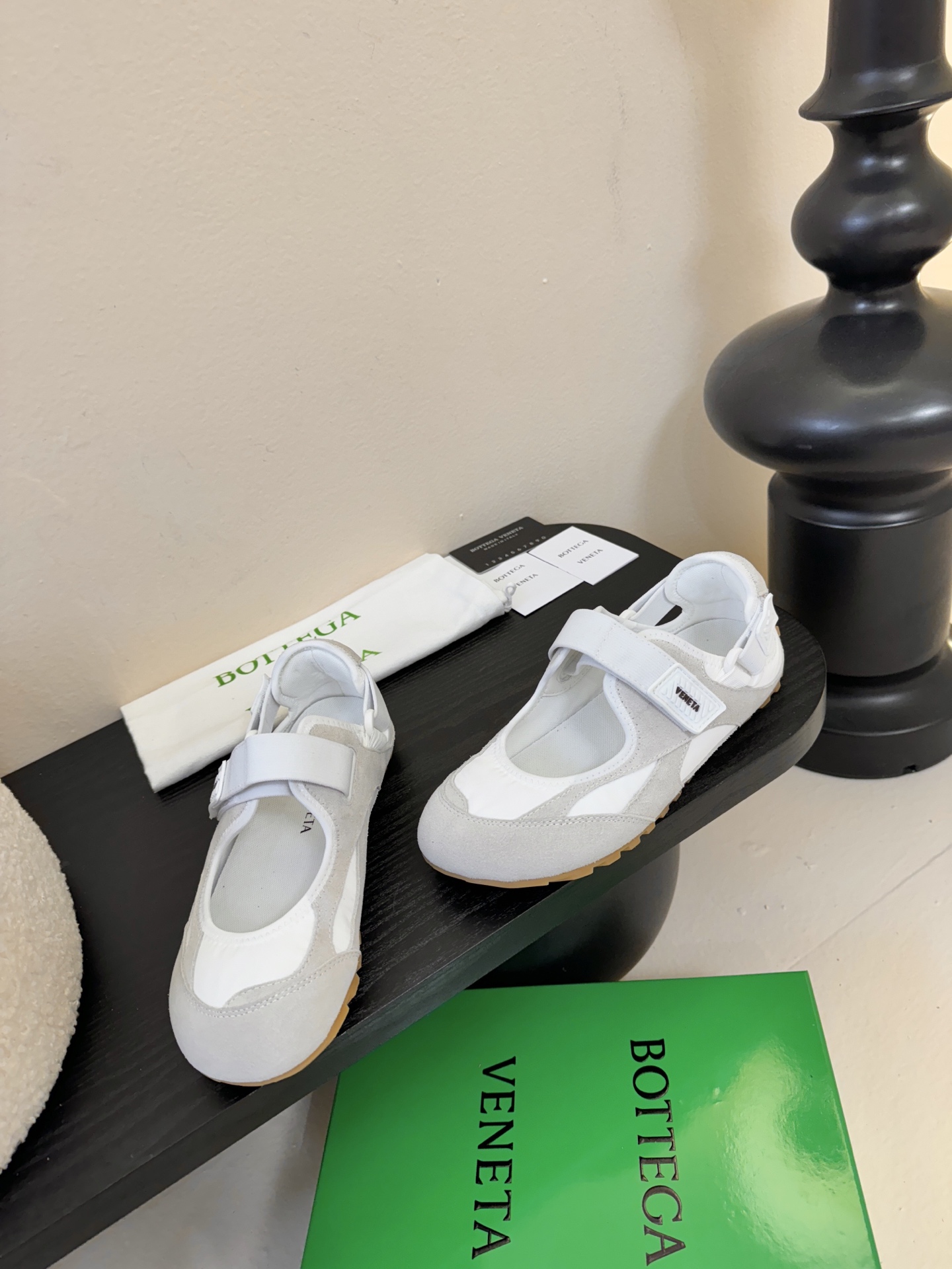 Bottega Venet*26ss早春新款圆头魔术贴玛丽珍休闲鞋将芭蕾平底鞋的柔美轮廓与玛丽珍鞋的绑带