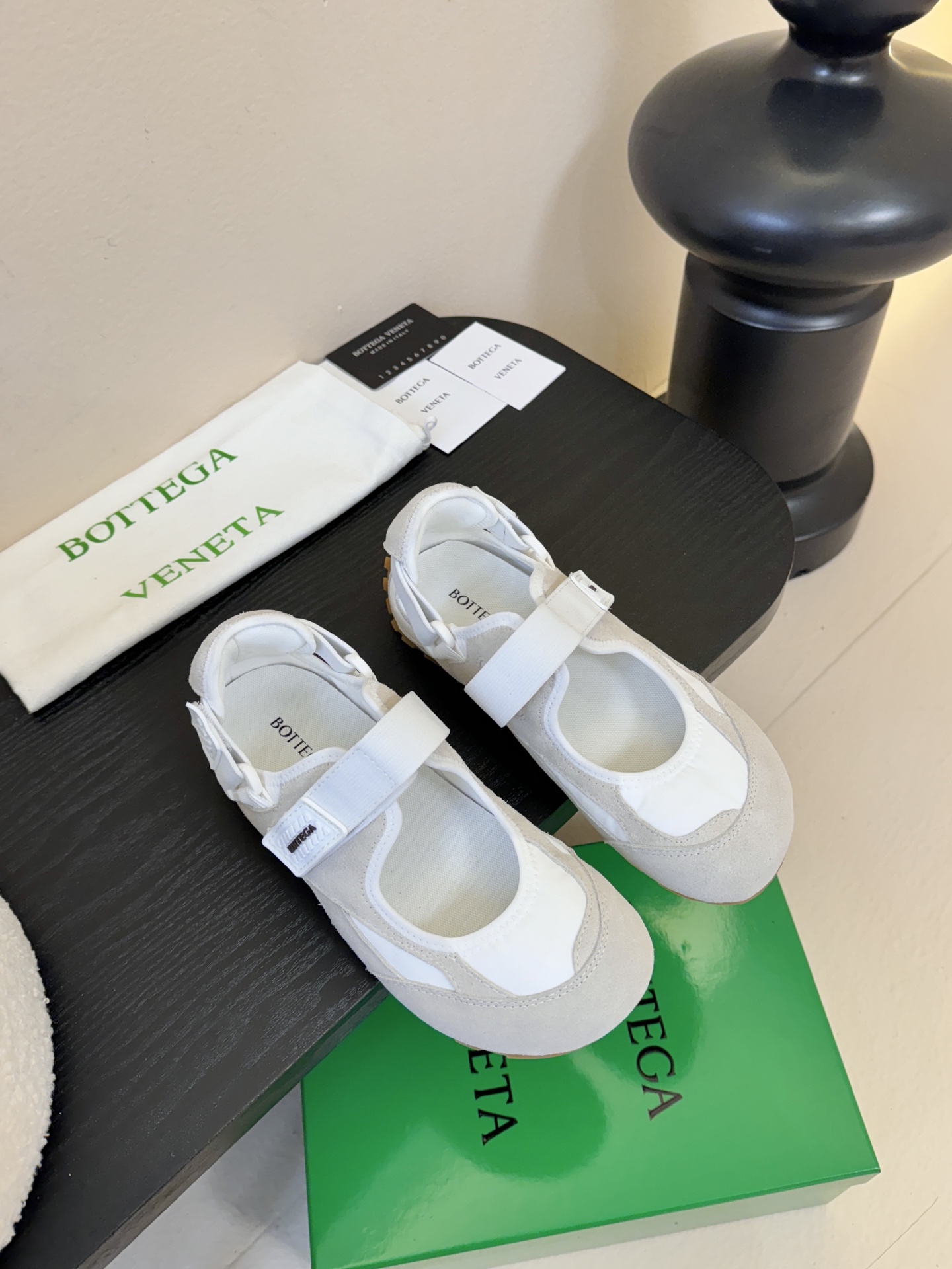 NO:725134,Bottega Venet*26ss early spring new round-toe Velcro Mary Jane casual shoes combine the soft silhouette of ballet flats with the strap design of Mary Jane shoes and the rubber soles of sports shoes to create a cross-border style of 'ballet sneakers', breaking the boundaries between elegance and leisure.  Velcro straps replace traditional buckles, making it easier to put on and take off; there are no redundant decorations on the shoe body, and only the brand logo is marked on the tongue, continuing BV's minimalist and low-key design language. Under the classic minimalist framework, incorporating sports and leisure elements, it is BV's modern reshaping of retro ballet shoes, reflecting the brand's innovative exploration of materials and styles. Upper cow suede/cloth Lined sheepskin outsole Original molded outsole size 35-41 (customized sizes 40 and 41 are not returnable)  Heel height 2cm,mary jane,bottega veneta,bottega veneta,mary jane,flats,sneakers,sheepskin19860909Bottega Venet*26ss早春新款圆头魔术贴玛丽珍休闲鞋 将芭蕾平底鞋的柔美轮廓与玛丽珍鞋的绑带设计、运动鞋的橡胶鞋底结合,打造出“芭蕾运动鞋”的跨界风格,打破优雅与休闲的边界. 魔术贴绑带替代传统搭扣,穿脱更便捷；鞋身无多余装饰,仅在鞋舌处标注品牌标识,延续BV极简低调的设计语言.在经典极简框架下,融入运动休闲元素,是BV对复古芭蕾鞋的现代重塑,体现品牌对材质与版型的创新探索. 鞋面牛反绒/布 内里羊皮 大底原版开模大底 size35-41码（40、41码定制不退换） 跟高2cm,玛丽珍,bottega veneta,bottega veneta,mary jane,flats,sneakers,sheepskin,Women's Shoes