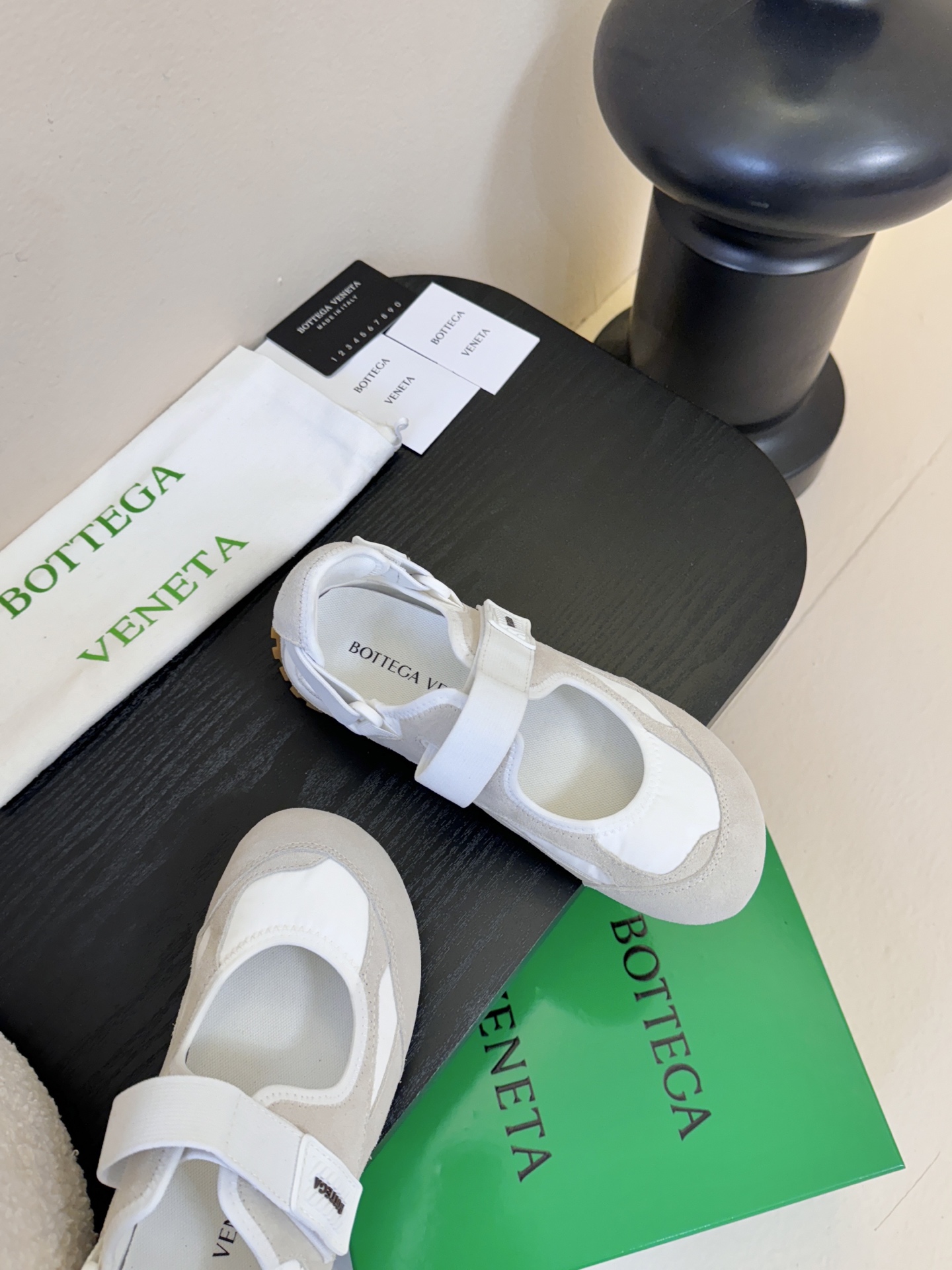 Bottega Venet*26ss早春新款圆头魔术贴玛丽珍休闲鞋将芭蕾平底鞋的柔美轮廓与玛丽珍鞋的绑带